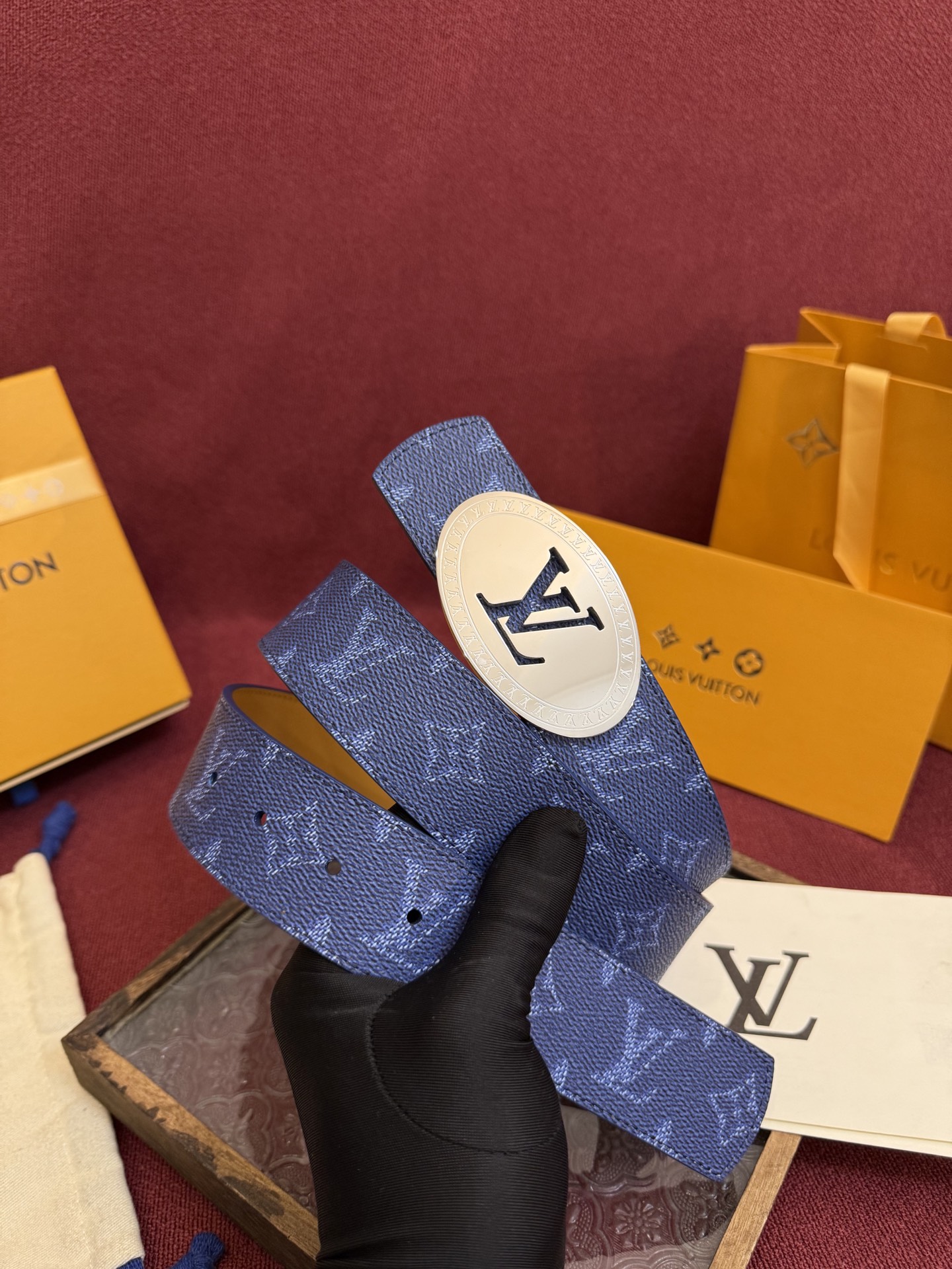 P lv男士新款皮带寬度4cm 訂製帆布面料飾有全新的圖案效果(颜色纯正) 衬托進口小牛皮配色底 搭配精