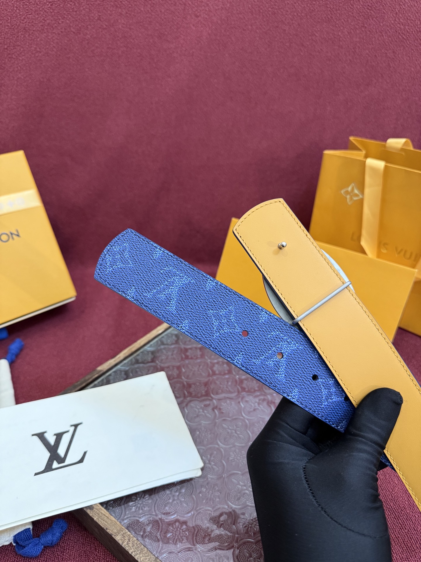 P lv男士新款皮带寬度4cm 訂製帆布面料飾有全新的圖案效果(颜色纯正) 衬托進口小牛皮配色底 搭配精