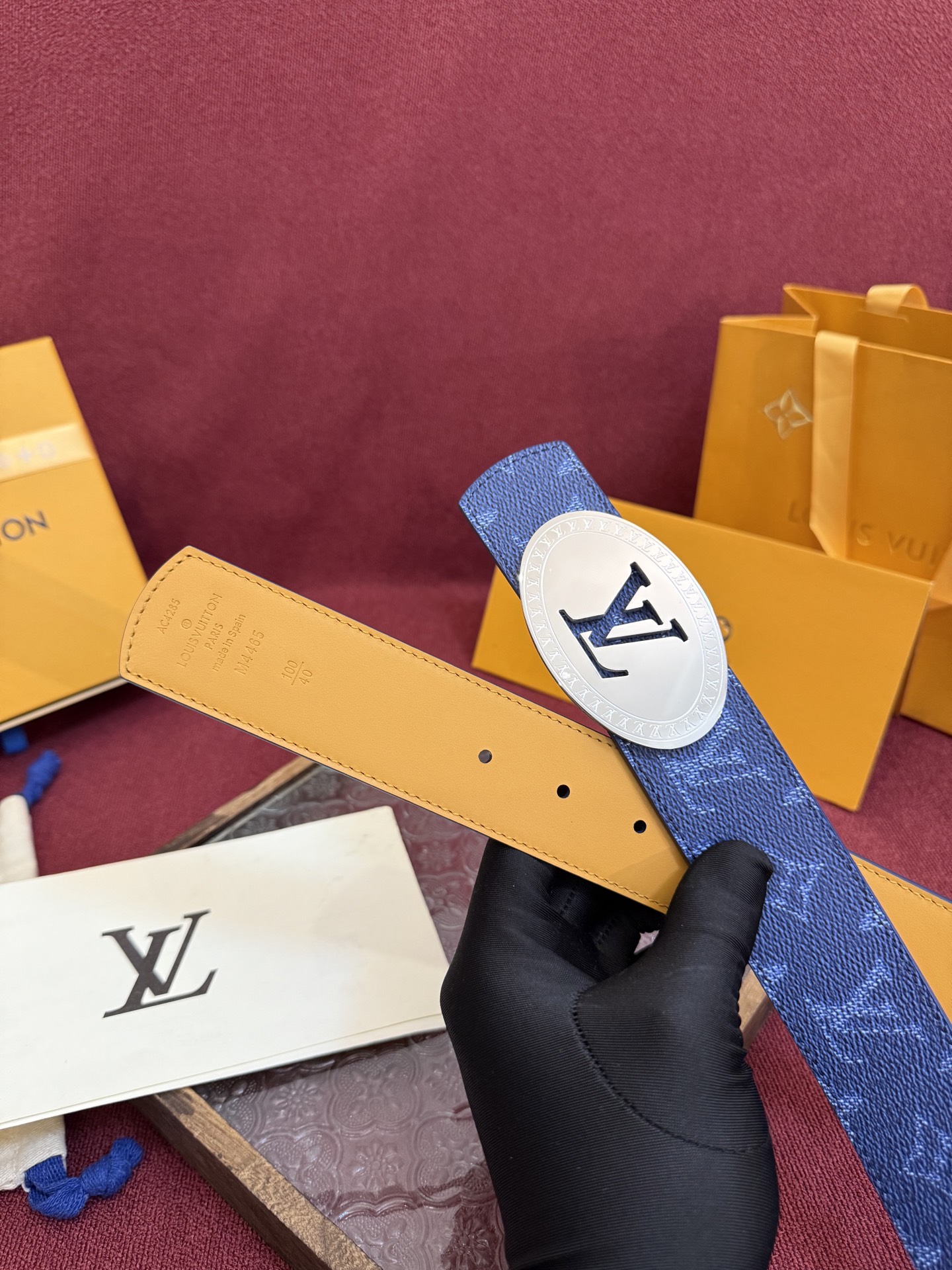 P lv男士新款皮带寬度4cm 訂製帆布面料飾有全新的圖案效果(颜色纯正) 衬托進口小牛皮配色底 搭配精