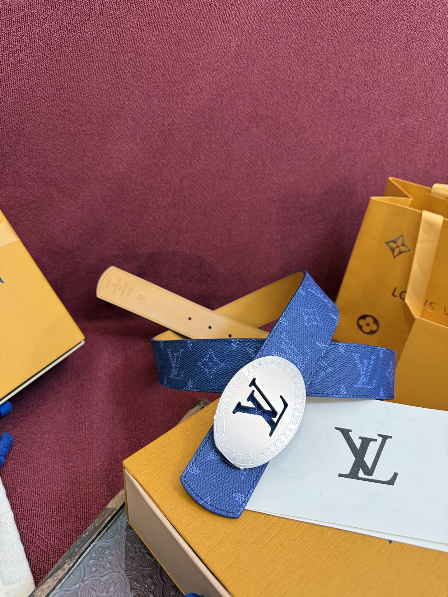 P lv男士新款皮带寬度4cm 訂製帆布面料飾有全新的圖案效果(颜色纯正) 衬托進口小牛皮配色底 搭配精