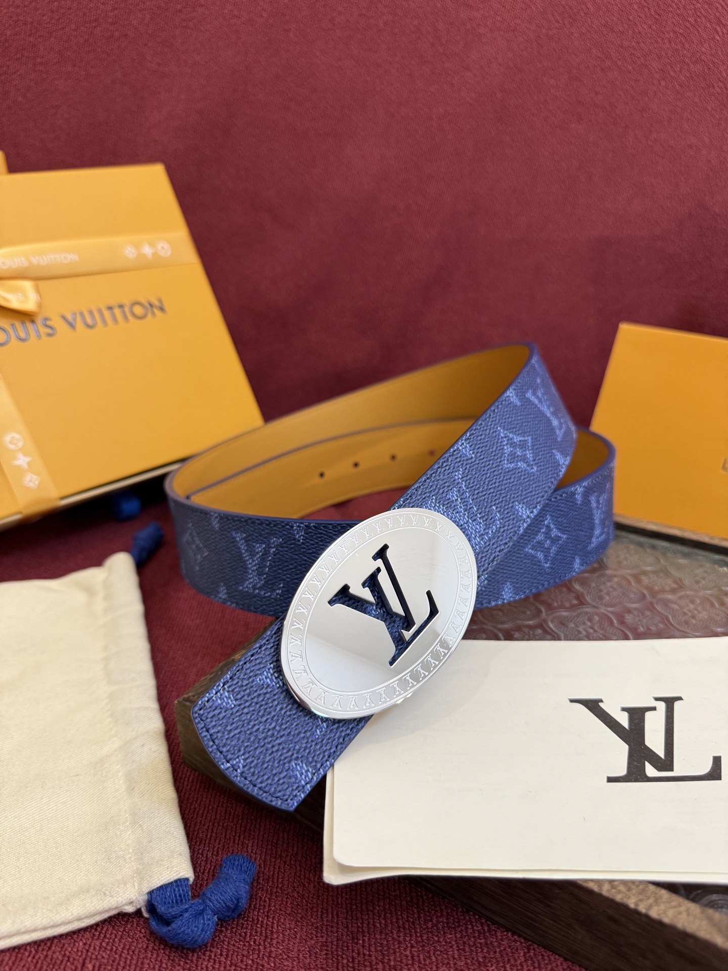 P lv男士新款皮带寬度4cm 訂製帆布面料飾有全新的圖案效果(颜色纯正) 衬托進口小牛皮配色底 搭配精