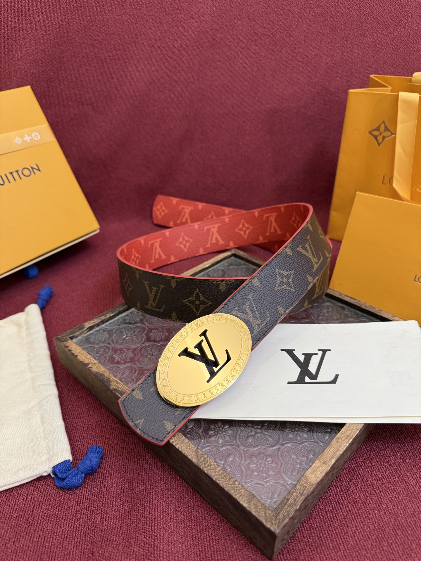 P lv男士新款皮带寬度4cm 訂製帆布面料飾有全新的圖案效果(颜色纯正) 衬托進口小牛皮配色底 搭配精