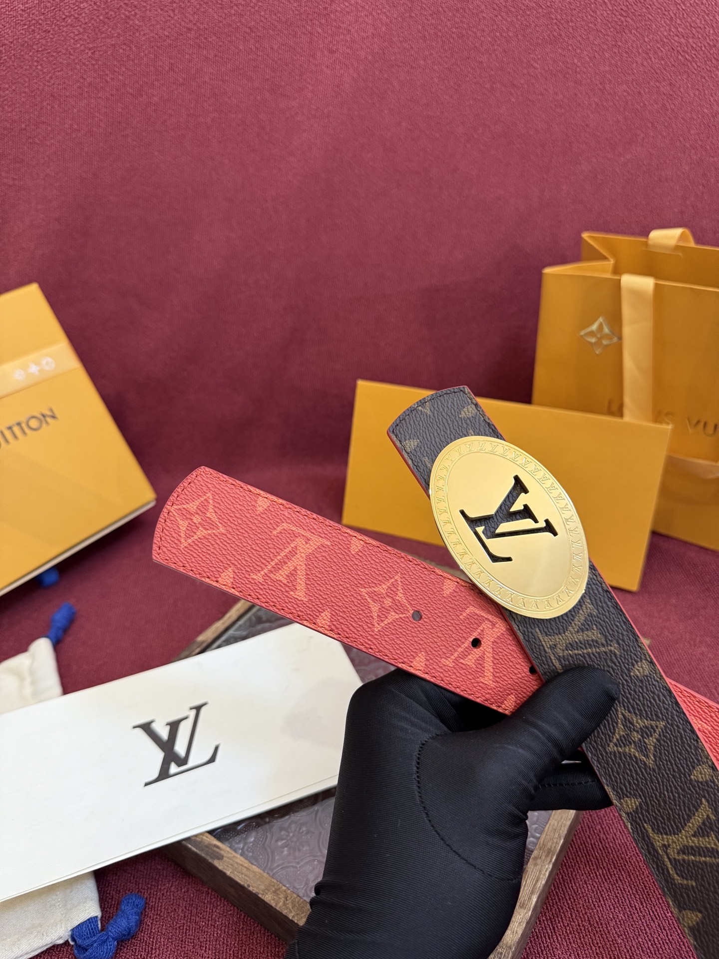 P lv男士新款皮带寬度4cm 訂製帆布面料飾有全新的圖案效果(颜色纯正) 衬托進口小牛皮配色底 搭配精