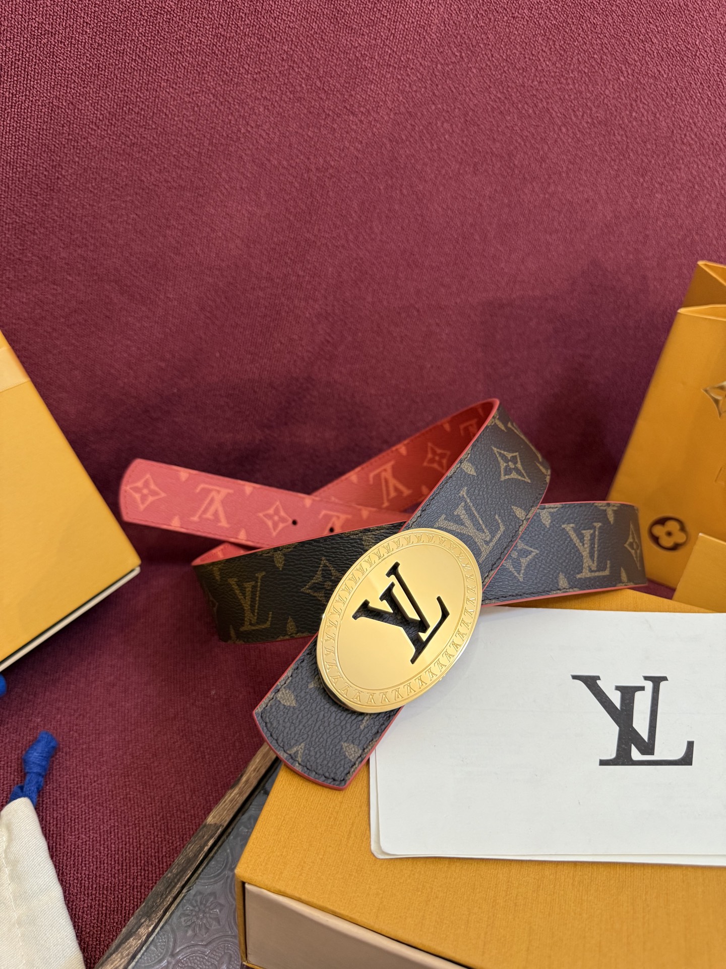 P lv男士新款皮带寬度4cm 訂製帆布面料飾有全新的圖案效果(颜色纯正) 衬托進口小牛皮配色底 搭配精