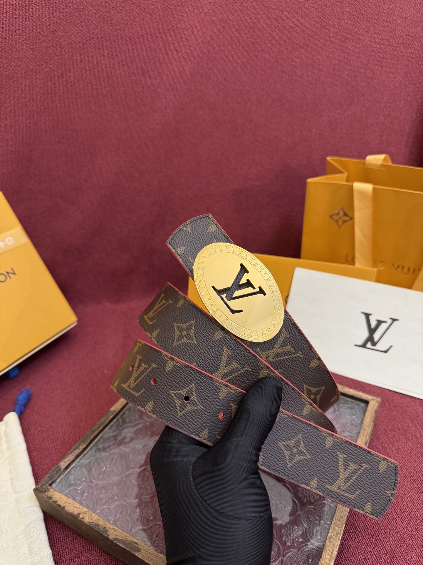 P lv男士新款皮带寬度4cm 訂製帆布面料飾有全新的圖案效果(颜色纯正) 衬托進口小牛皮配色底 搭配精