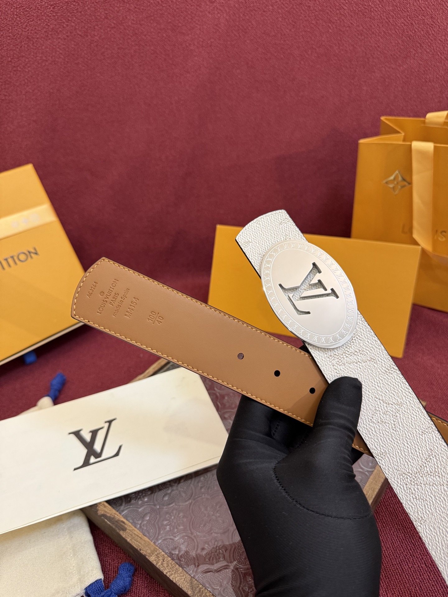 P lv男士新款皮带寬度4cm 訂製帆布面料飾有全新的圖案效果(颜色纯正) 衬托進口小牛皮配色底 搭配精