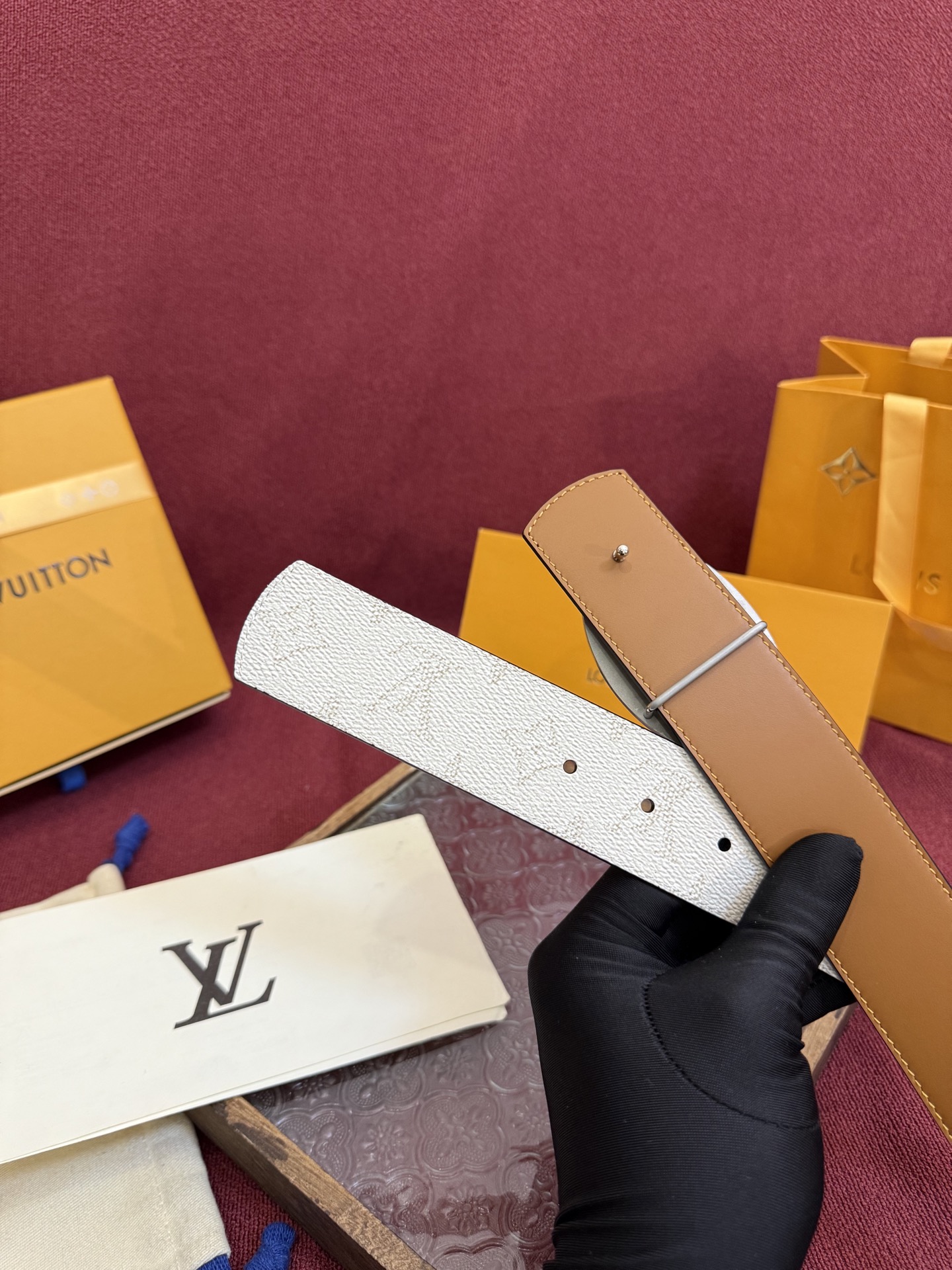 P lv男士新款皮带寬度4cm 訂製帆布面料飾有全新的圖案效果(颜色纯正) 衬托進口小牛皮配色底 搭配精