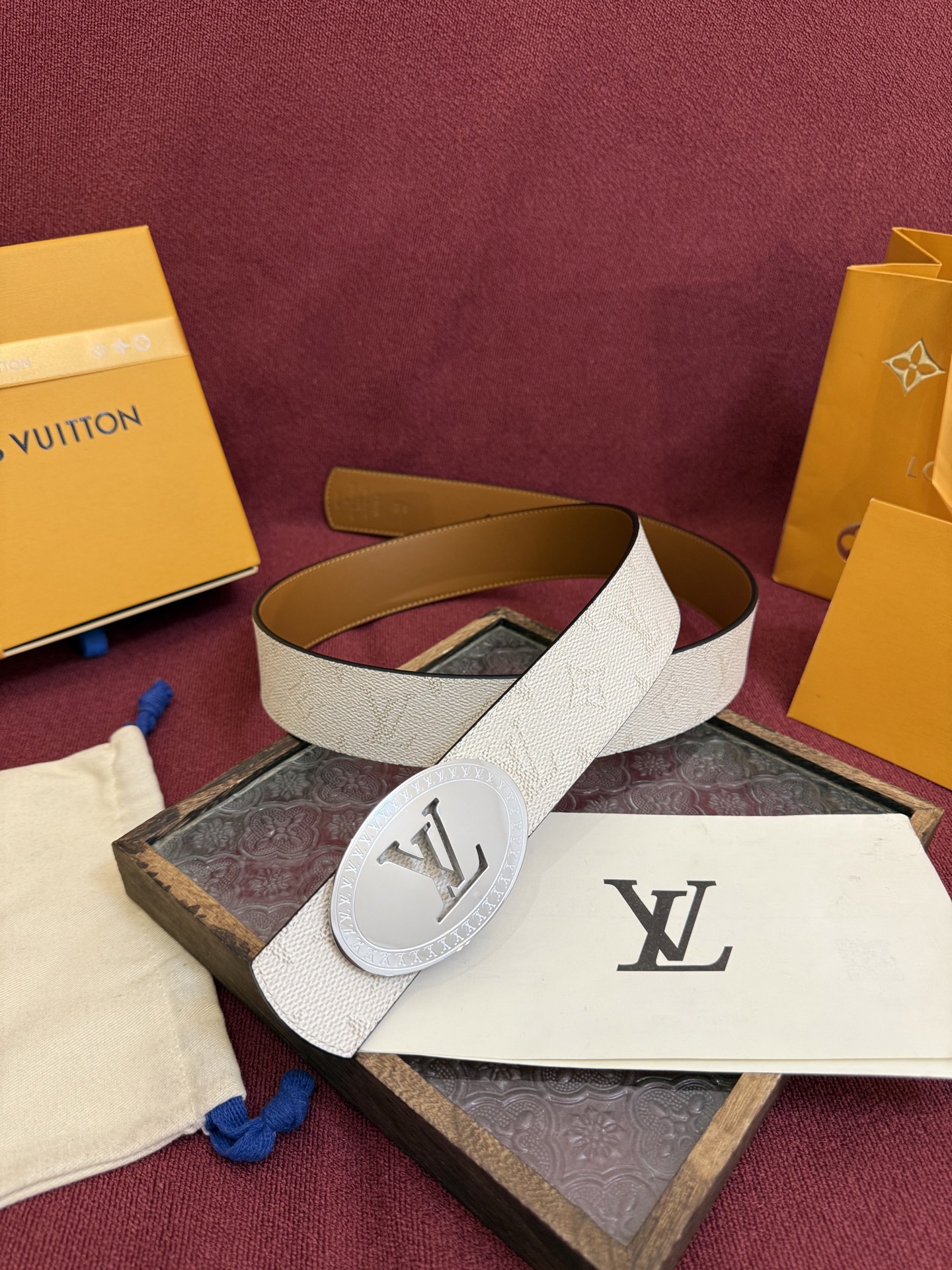 P lv男士新款皮带寬度4cm 訂製帆布面料飾有全新的圖案效果(颜色纯正) 衬托進口小牛皮配色底 搭配精