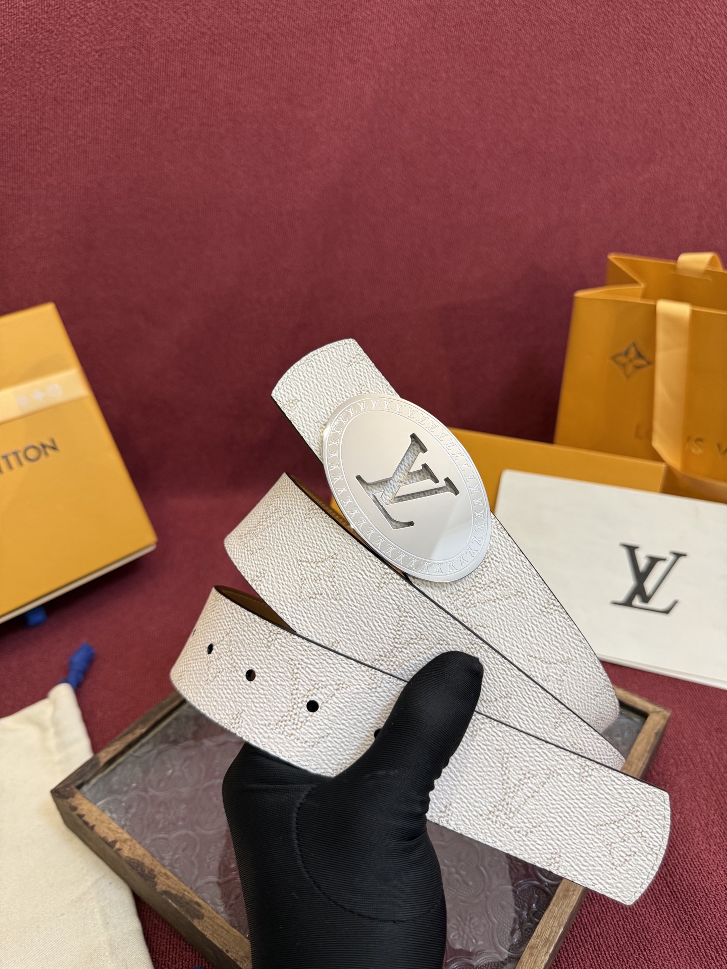 P lv男士新款皮带寬度4cm 訂製帆布面料飾有全新的圖案效果(颜色纯正) 衬托進口小牛皮配色底 搭配精