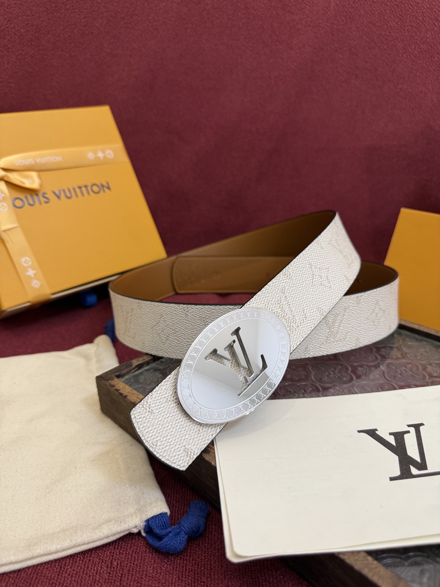 P lv男士新款皮带寬度4cm 訂製帆布面料飾有全新的圖案效果(颜色纯正) 衬托進口小牛皮配色底 搭配精