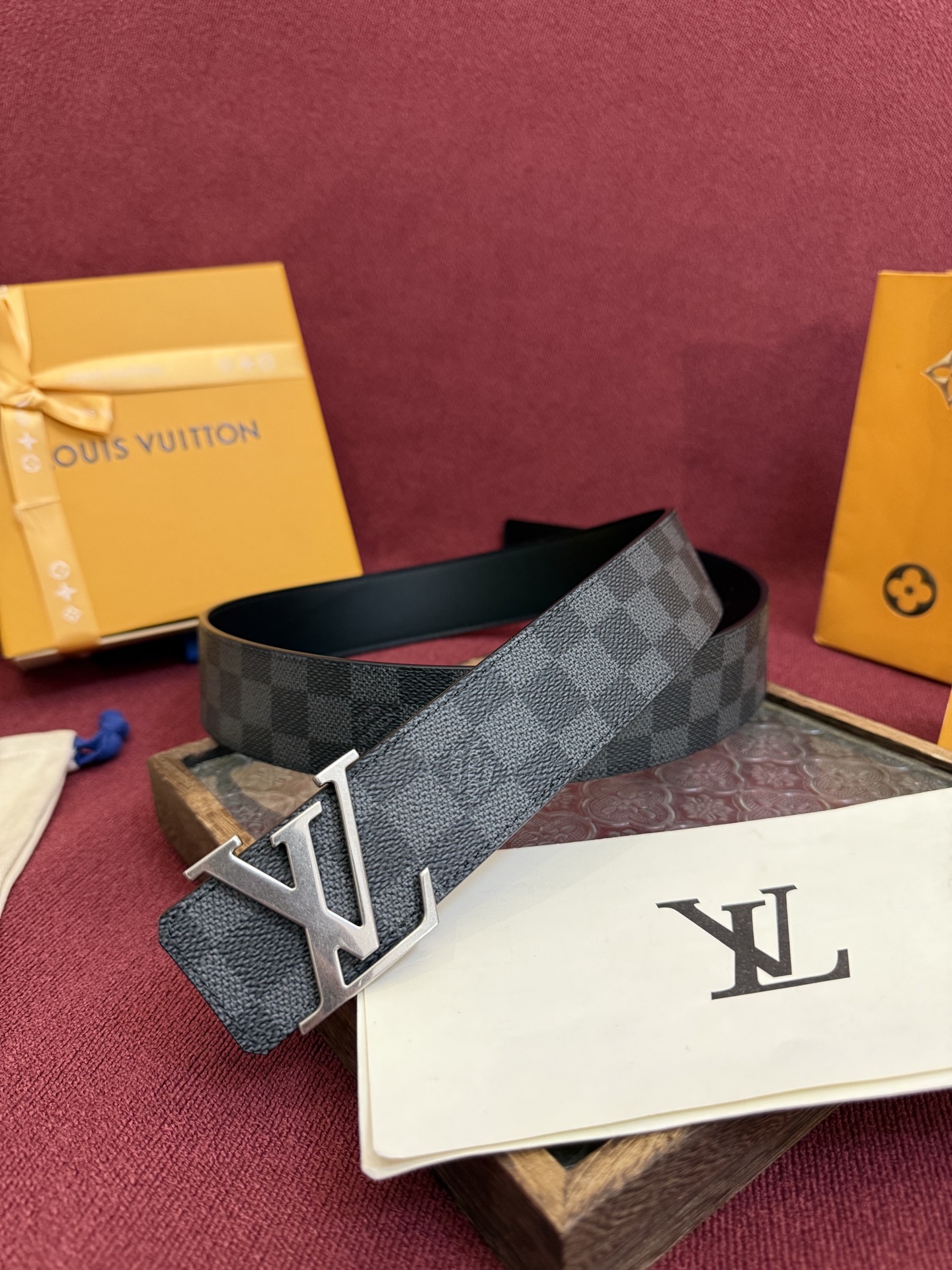 P lv男士新款皮带寬度4cm 訂製帆布面料飾有全新的圖案效果(颜色纯正) 衬托進口小牛皮配色底 搭配精