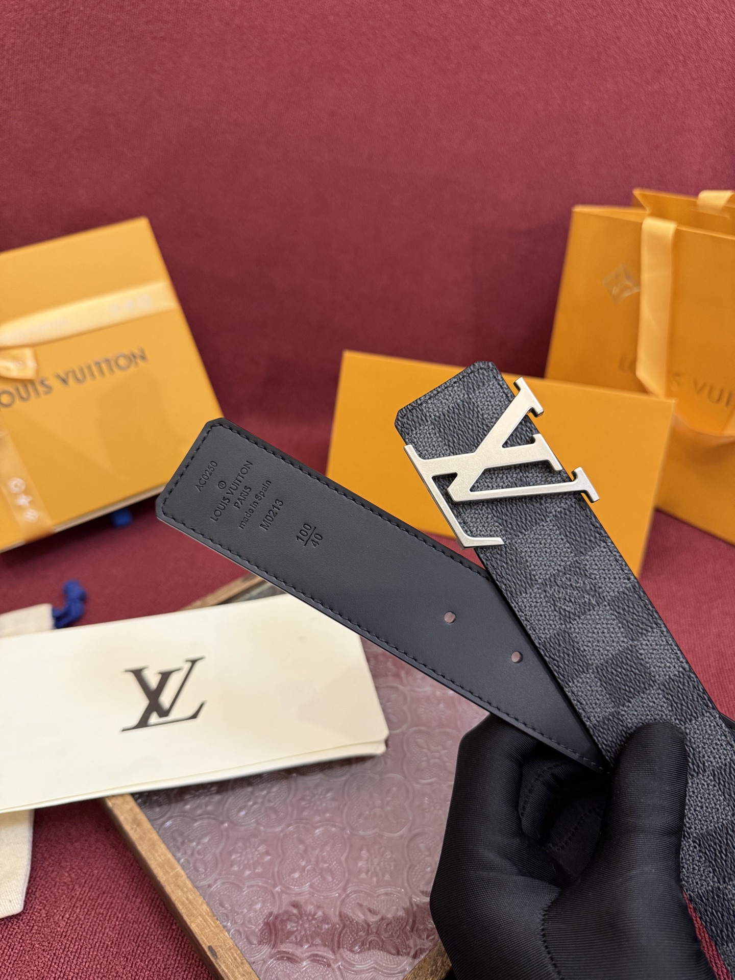 P lv男士新款皮带寬度4cm 訂製帆布面料飾有全新的圖案效果(颜色纯正) 衬托進口小牛皮配色底 搭配精