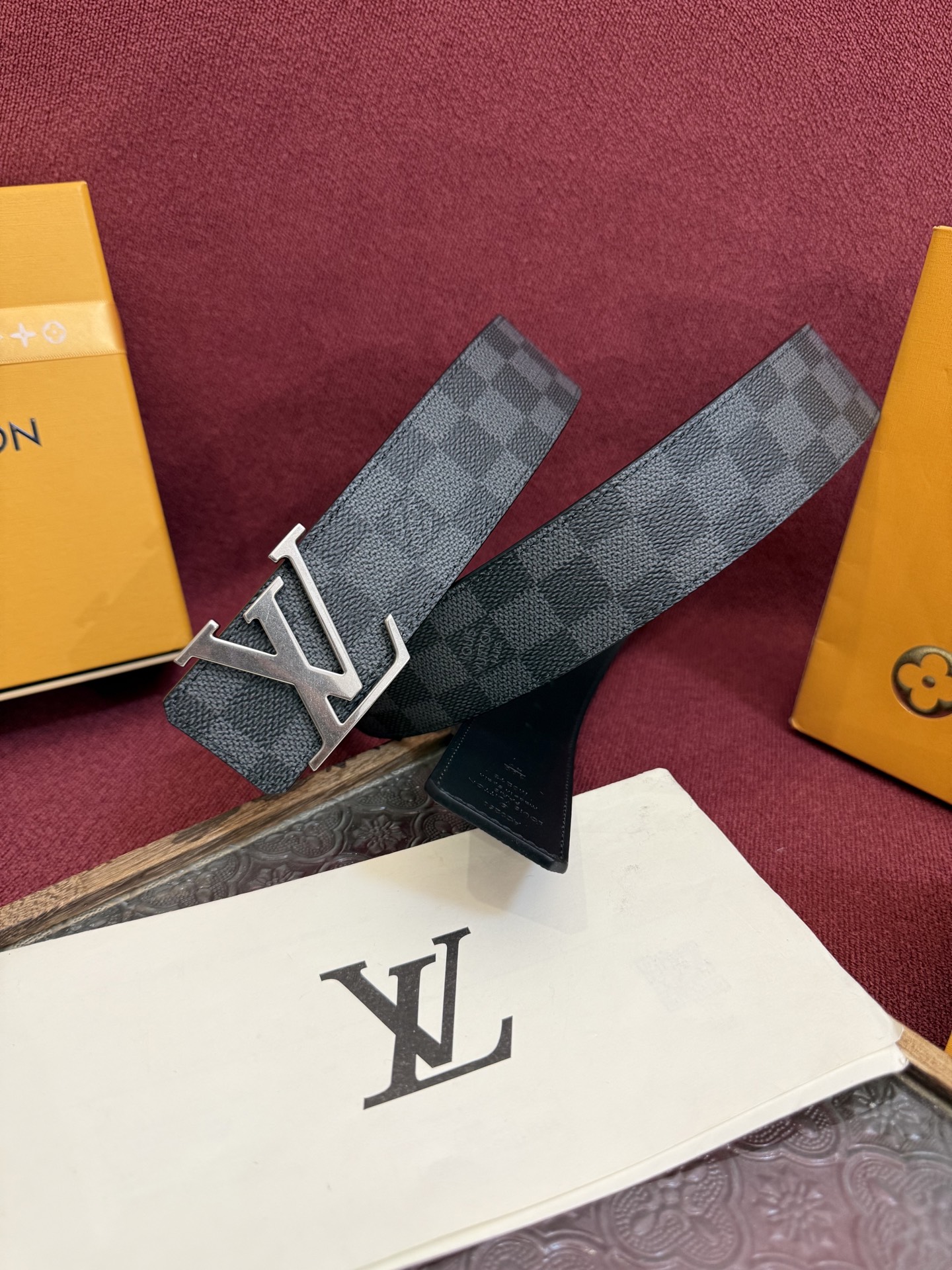 P lv男士新款皮带寬度4cm 訂製帆布面料飾有全新的圖案效果(颜色纯正) 衬托進口小牛皮配色底 搭配精