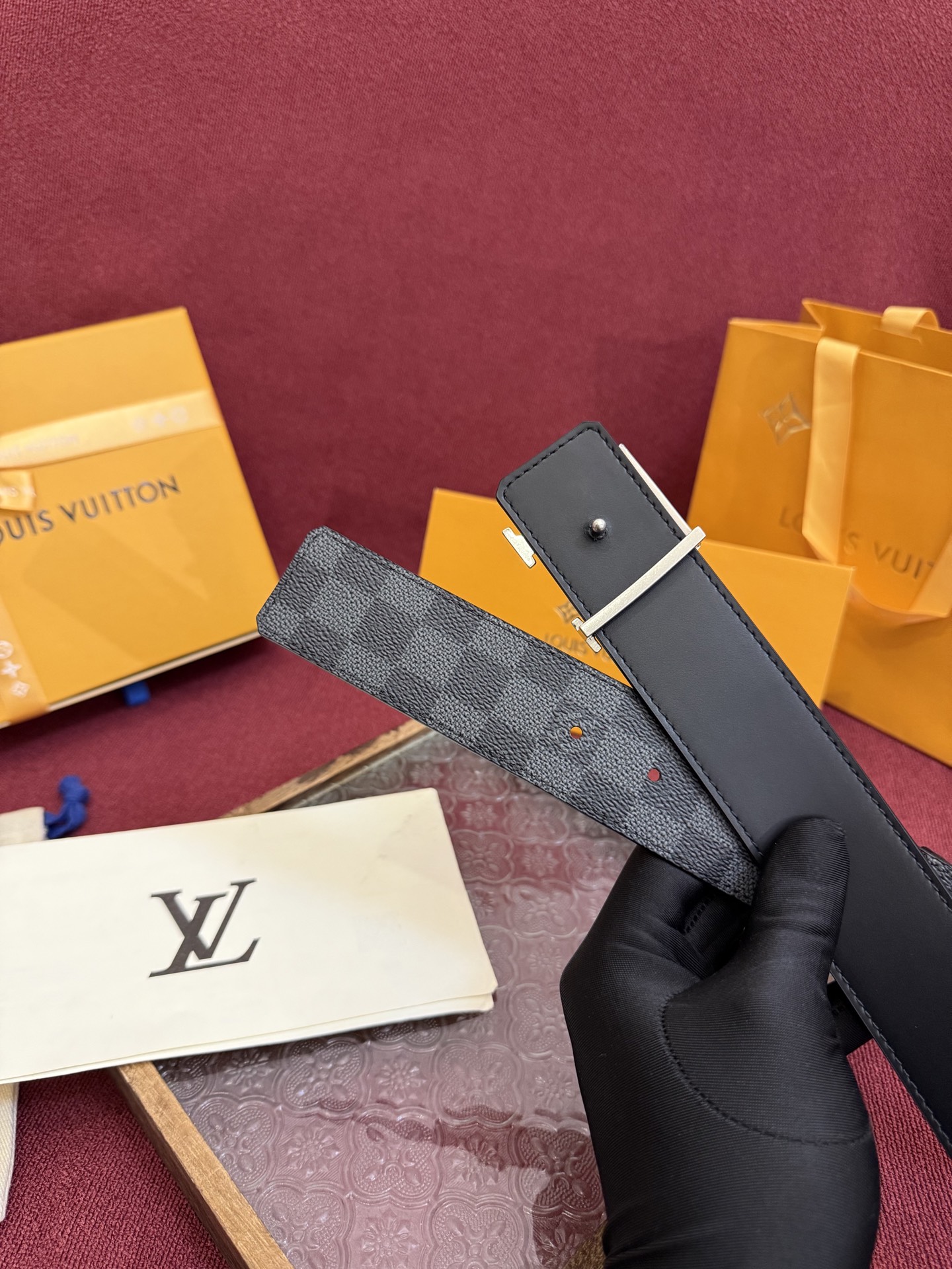 P lv男士新款皮带寬度4cm 訂製帆布面料飾有全新的圖案效果(颜色纯正) 衬托進口小牛皮配色底 搭配精