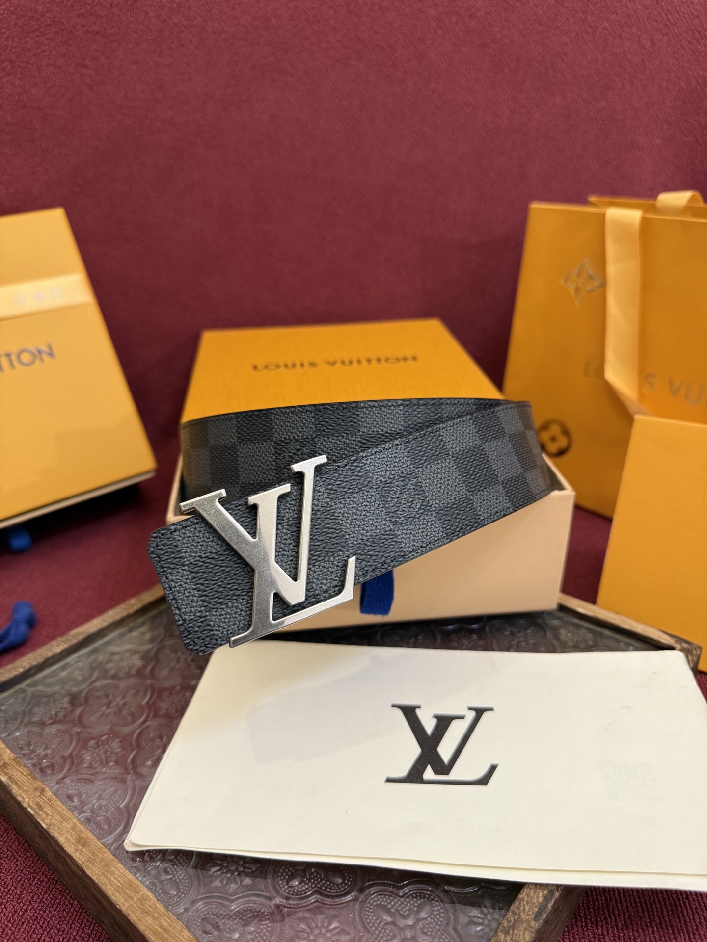 P lv男士新款皮带寬度4cm 訂製帆布面料飾有全新的圖案效果(颜色纯正) 衬托進口小牛皮配色底 搭配精