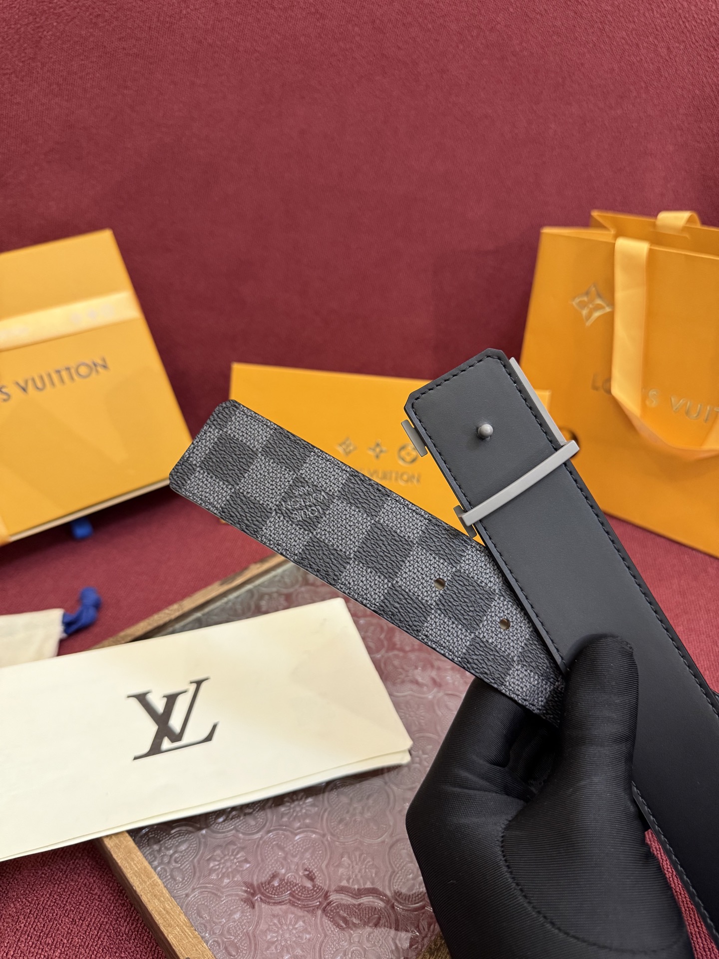 P lv男士新款皮带寬度4cm 訂製帆布面料飾有全新的圖案效果(颜色纯正) 衬托進口小牛皮配色底 搭配精