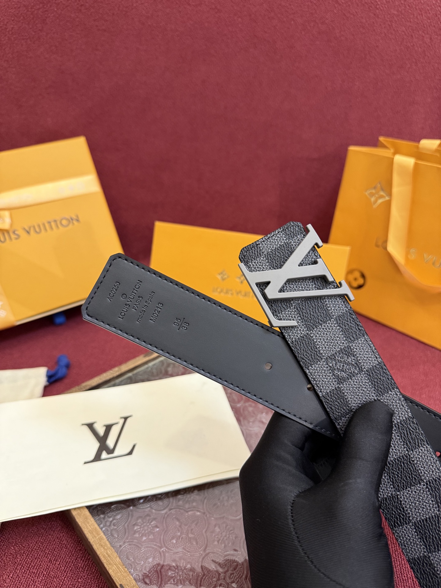 P lv男士新款皮带寬度4cm 訂製帆布面料飾有全新的圖案效果(颜色纯正) 衬托進口小牛皮配色底 搭配精