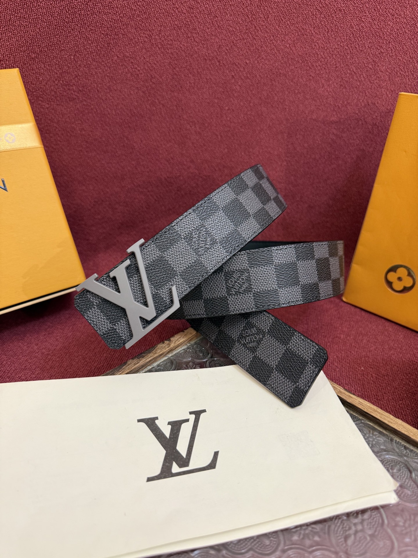 P lv男士新款皮带寬度4cm 訂製帆布面料飾有全新的圖案效果(颜色纯正) 衬托進口小牛皮配色底 搭配精