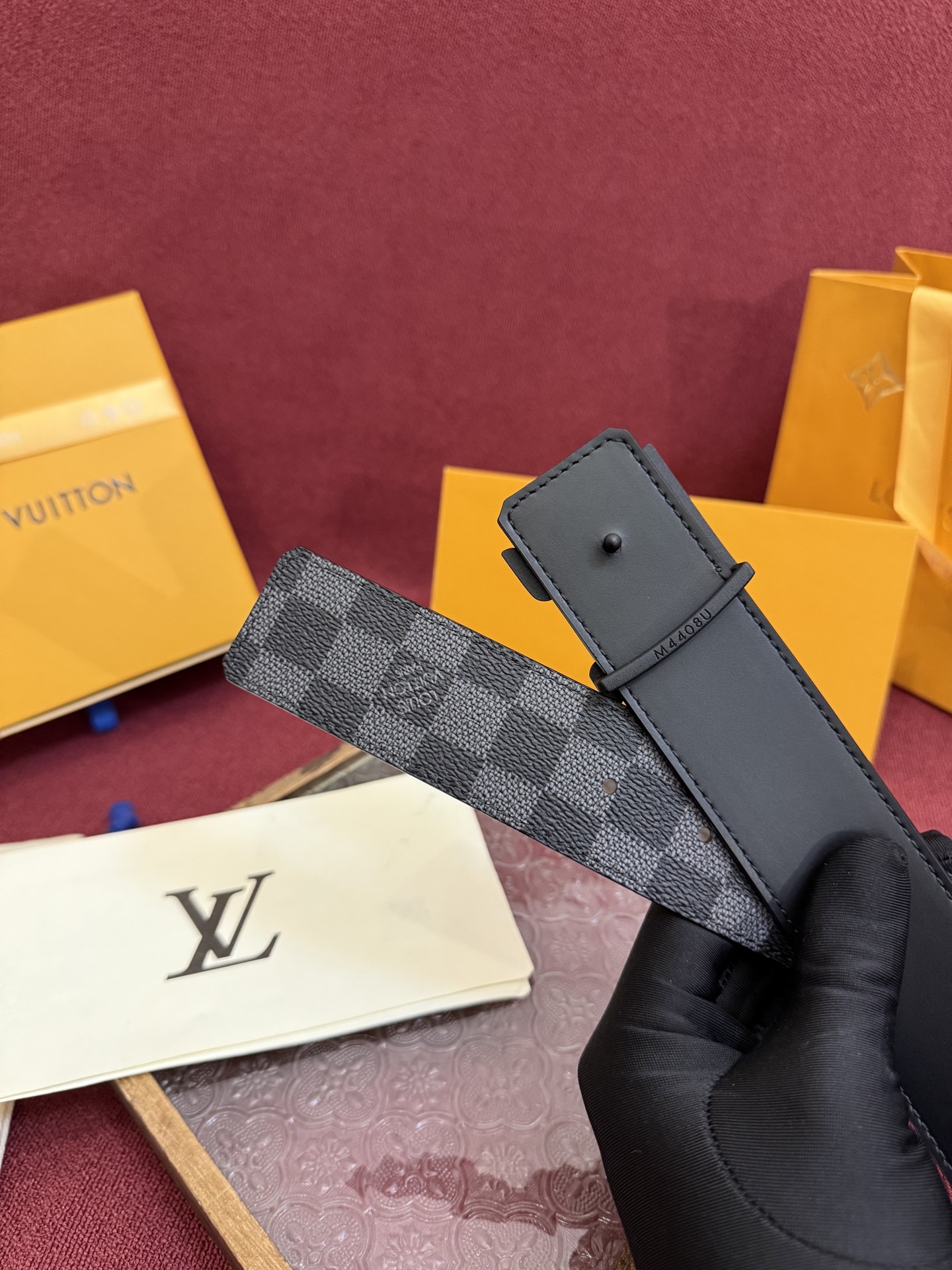 P lv男士新款皮带寬度4cm 訂製帆布面料飾有全新的圖案效果(颜色纯正) 衬托進口小牛皮配色底 搭配精