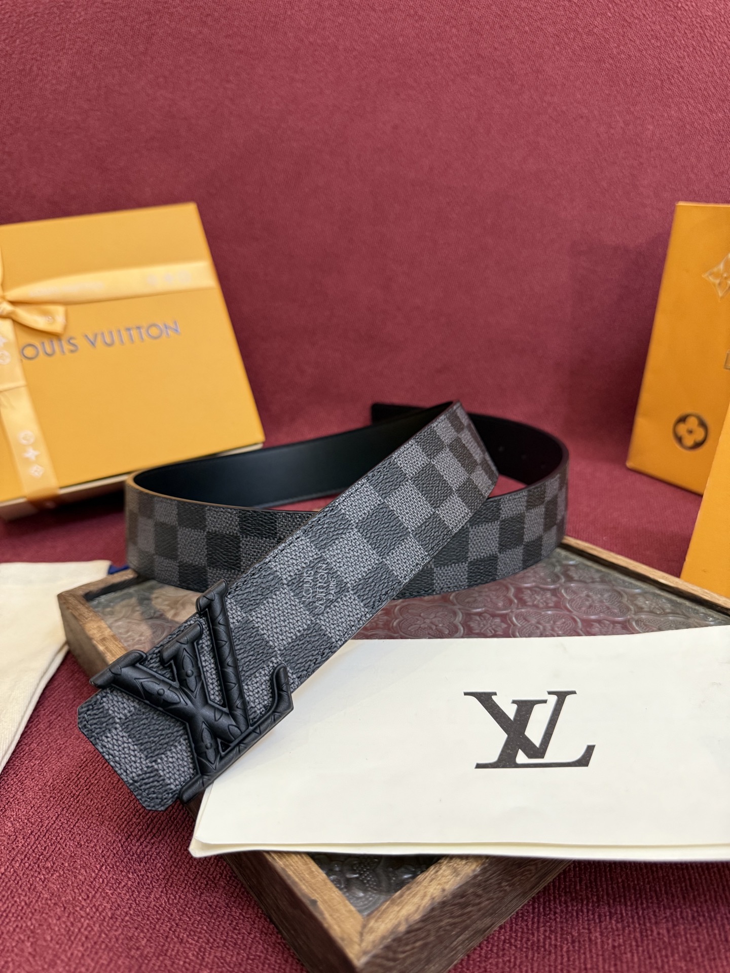 P lv男士新款皮带寬度4cm 訂製帆布面料飾有全新的圖案效果(颜色纯正) 衬托進口小牛皮配色底 搭配精