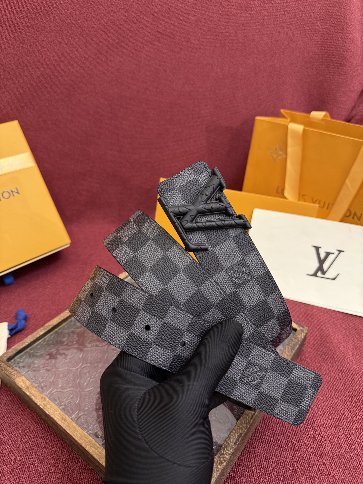 P lv男士新款皮带寬度4cm 訂製帆布面料飾有全新的圖案效果(颜色纯正) 衬托進口小牛皮配色底 搭配精