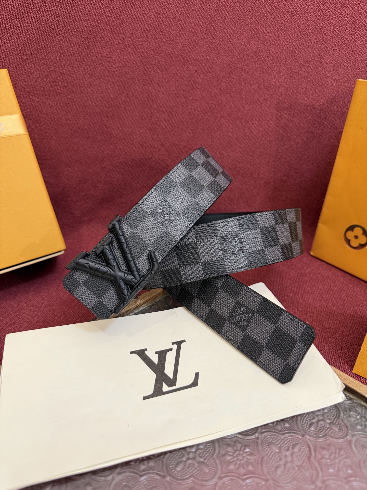 P lv男士新款皮带寬度4cm 訂製帆布面料飾有全新的圖案效果(颜色纯正) 衬托進口小牛皮配色底 搭配精