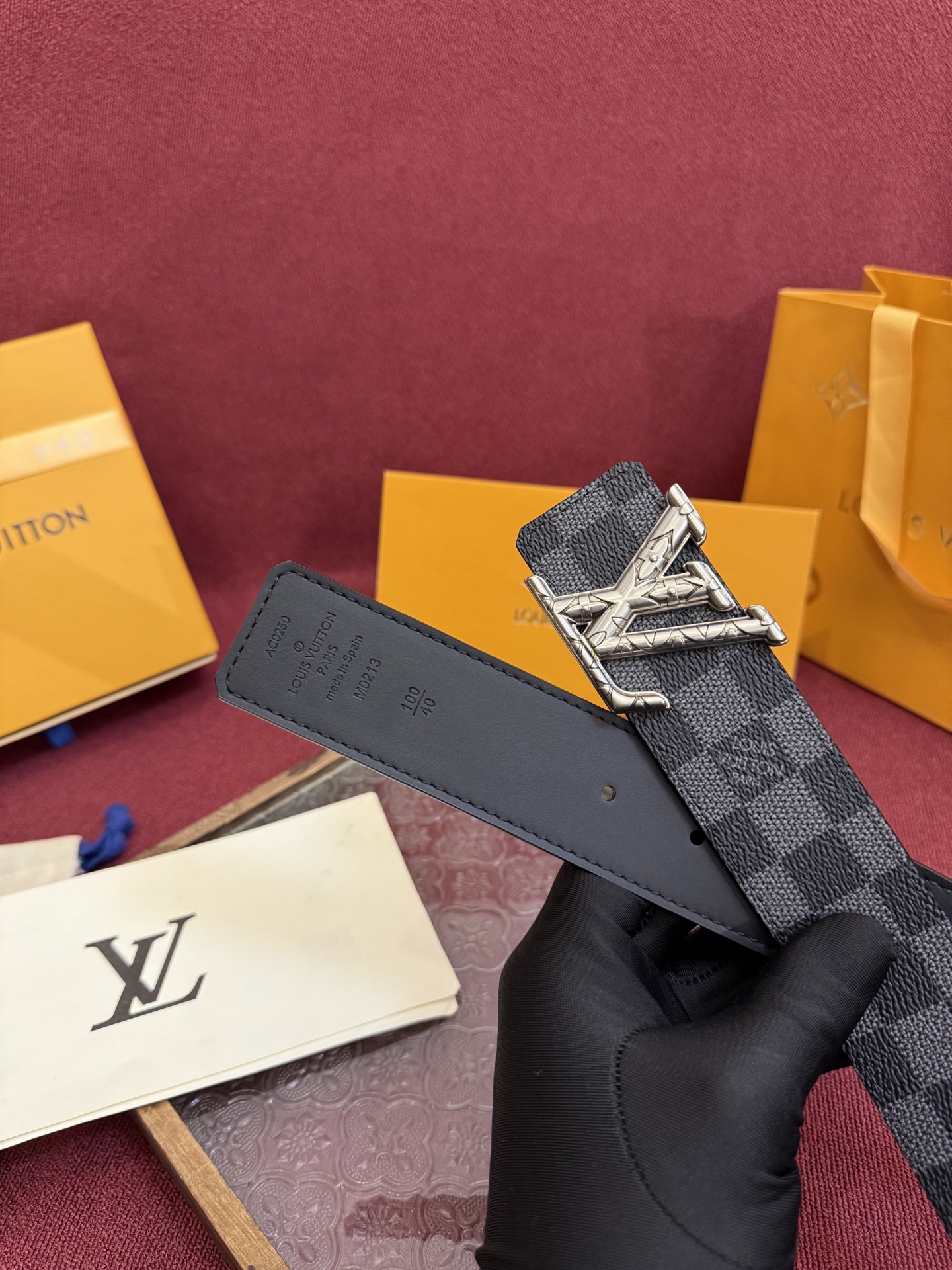 P lv男士新款皮带寬度4cm 訂製帆布面料飾有全新的圖案效果(颜色纯正) 衬托進口小牛皮配色底 搭配精