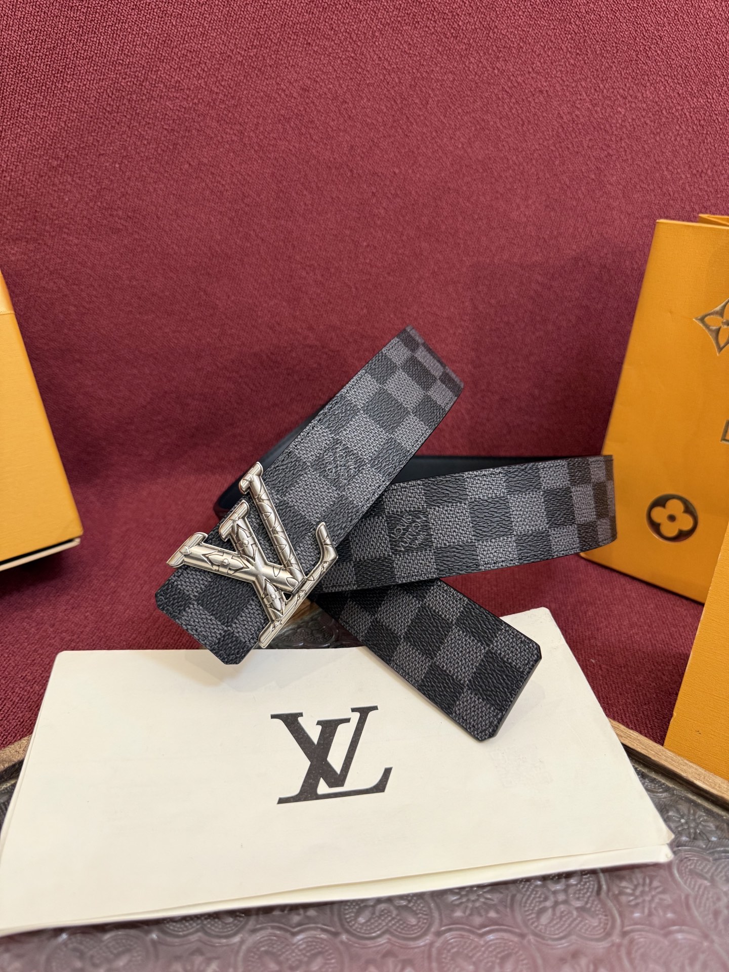 P lv男士新款皮带寬度4cm 訂製帆布面料飾有全新的圖案效果(颜色纯正) 衬托進口小牛皮配色底 搭配精