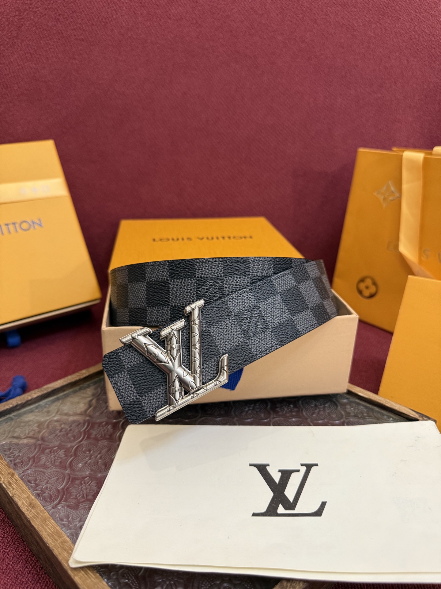 P lv男士新款皮带寬度4cm 訂製帆布面料飾有全新的圖案效果(颜色纯正) 衬托進口小牛皮配色底 搭配精