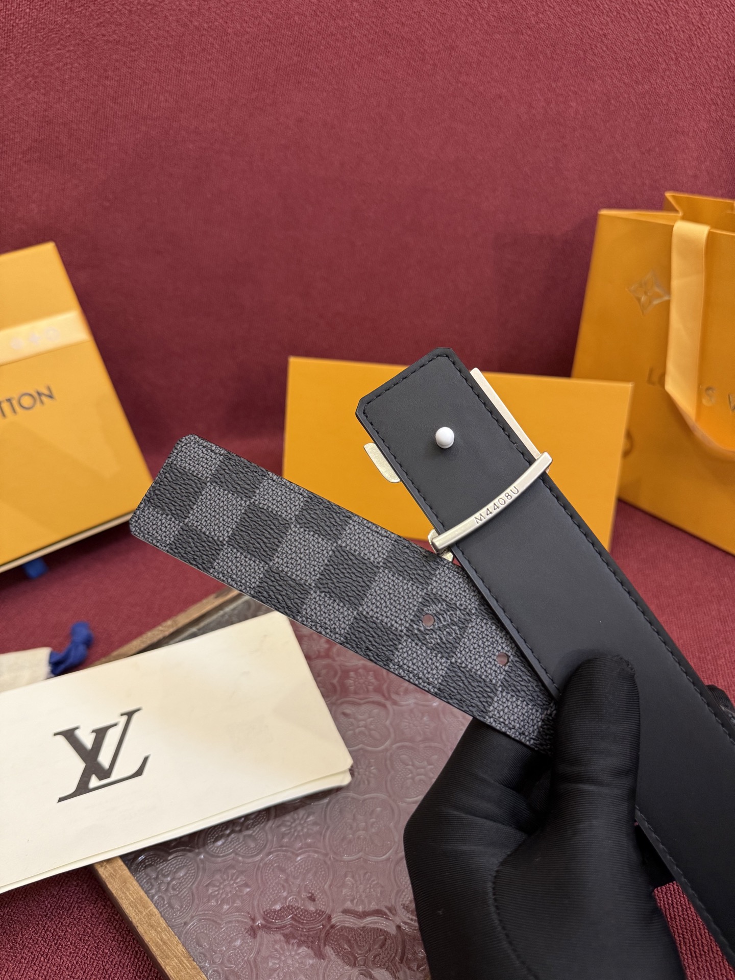 P lv男士新款皮带寬度4cm 訂製帆布面料飾有全新的圖案效果(颜色纯正) 衬托進口小牛皮配色底 搭配精