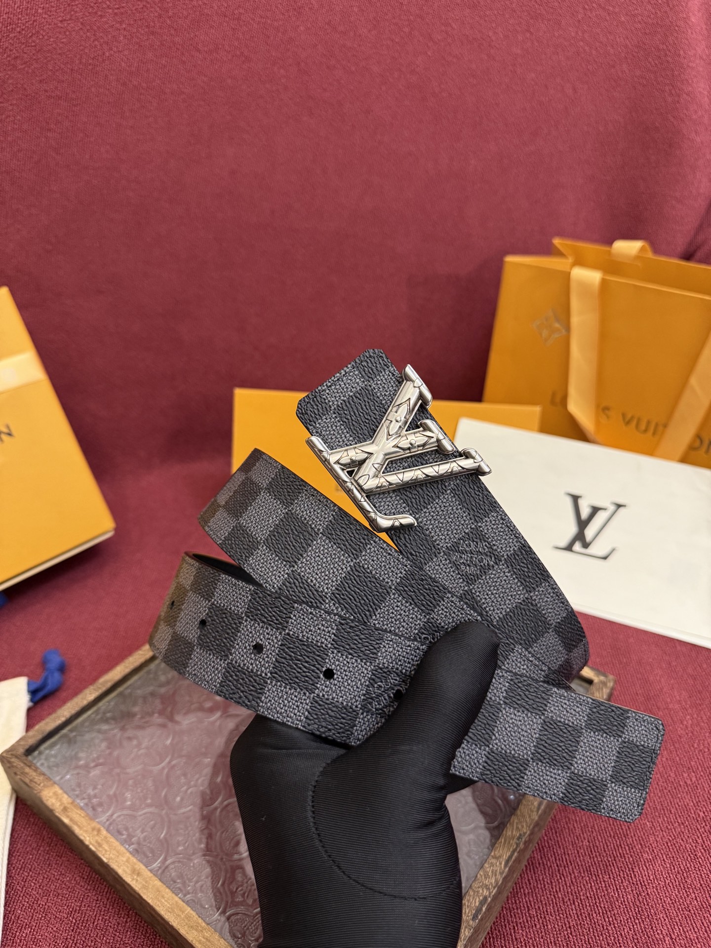 P lv男士新款皮带寬度4cm 訂製帆布面料飾有全新的圖案效果(颜色纯正) 衬托進口小牛皮配色底 搭配精