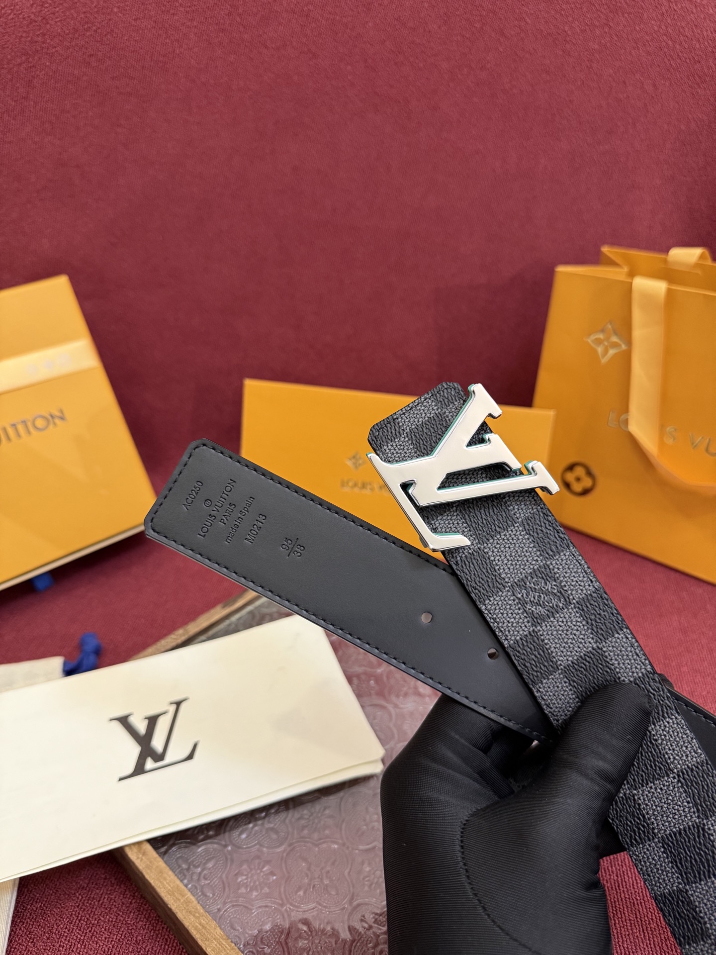 P lv男士新款皮带寬度4cm 訂製帆布面料飾有全新的圖案效果(颜色纯正) 衬托進口小牛皮配色底 搭配精