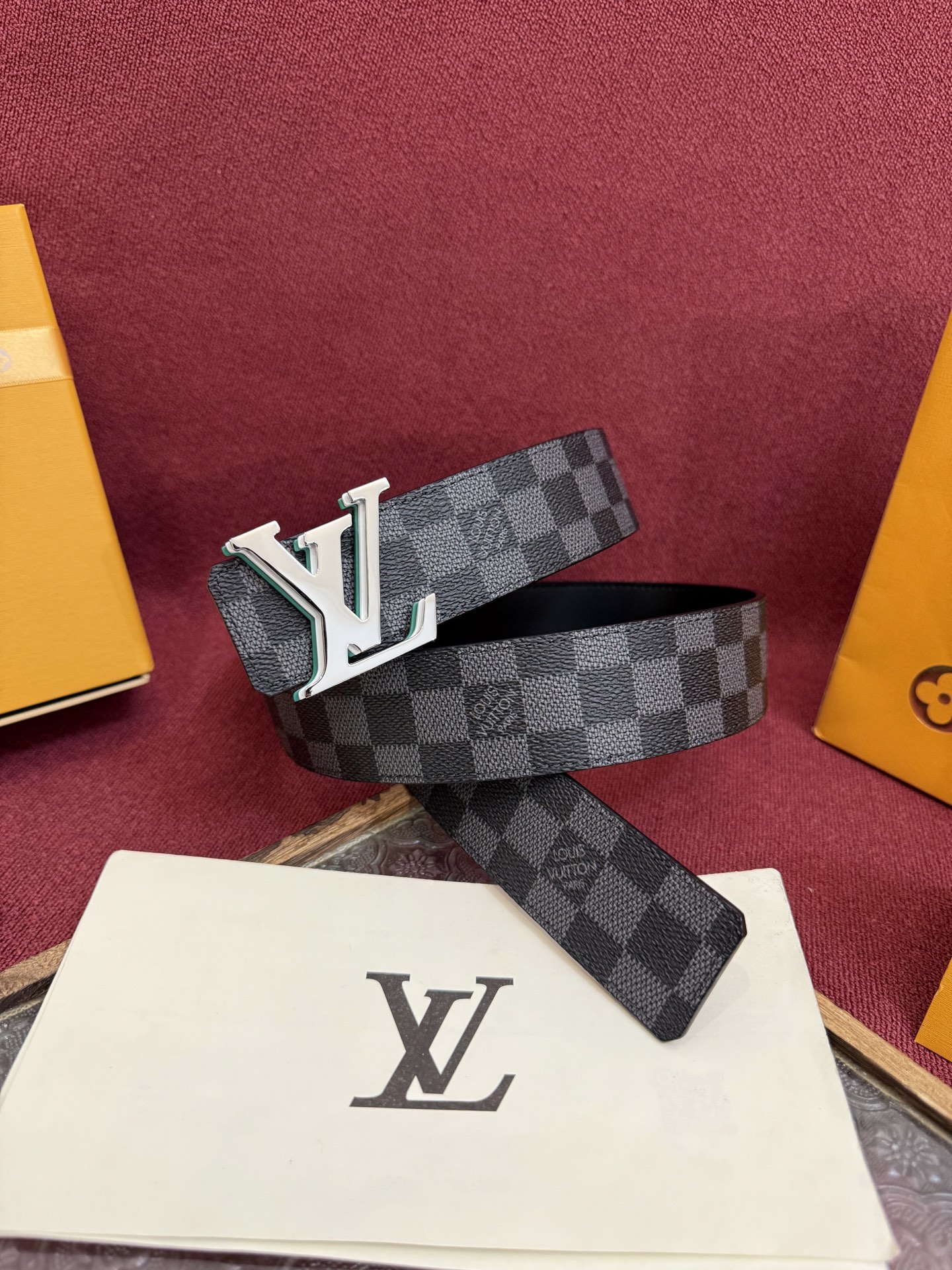 P lv男士新款皮带寬度4cm 訂製帆布面料飾有全新的圖案效果(颜色纯正) 衬托進口小牛皮配色底 搭配精