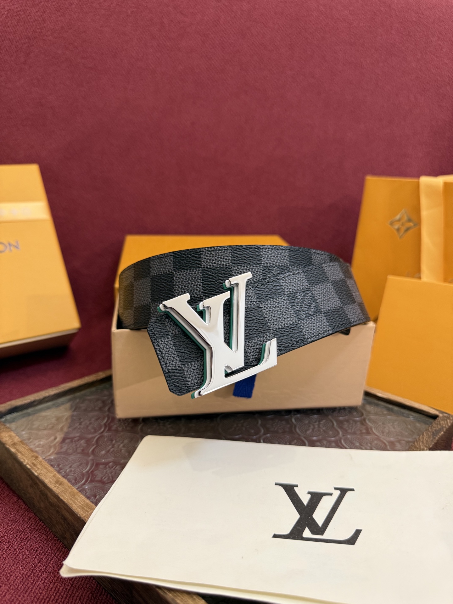 P lv男士新款皮带寬度4cm 訂製帆布面料飾有全新的圖案效果(颜色纯正) 衬托進口小牛皮配色底 搭配精