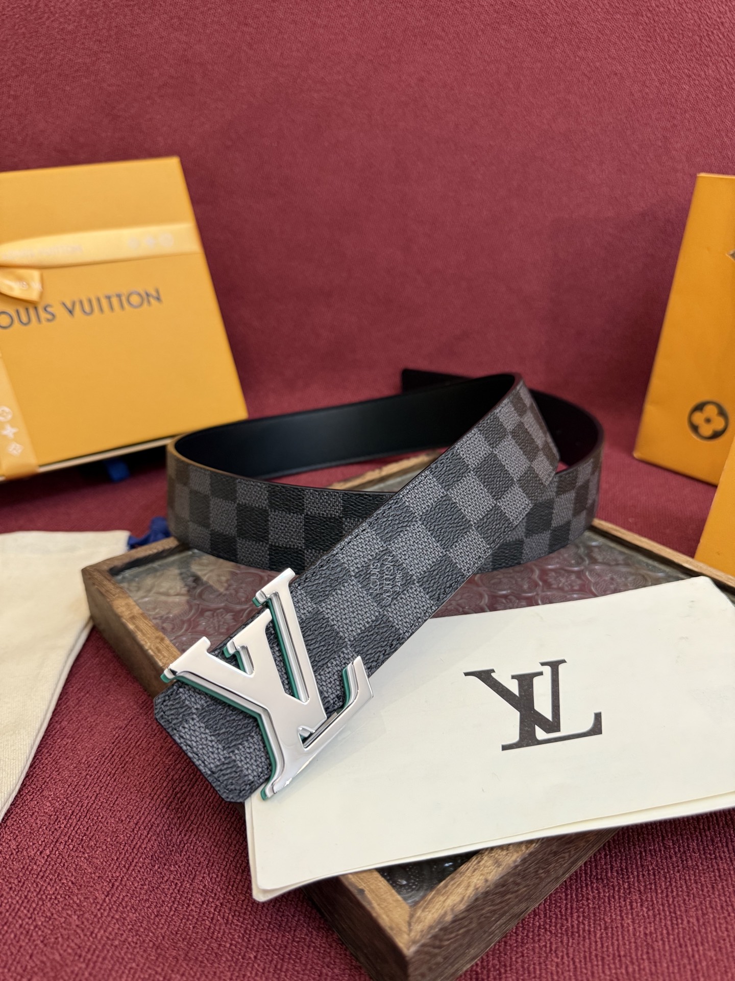 P lv男士新款皮带寬度4cm 訂製帆布面料飾有全新的圖案效果(颜色纯正) 衬托進口小牛皮配色底 搭配精