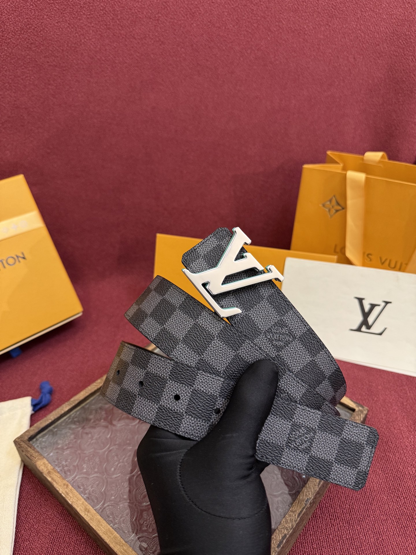 P lv男士新款皮带寬度4cm 訂製帆布面料飾有全新的圖案效果(颜色纯正) 衬托進口小牛皮配色底 搭配精