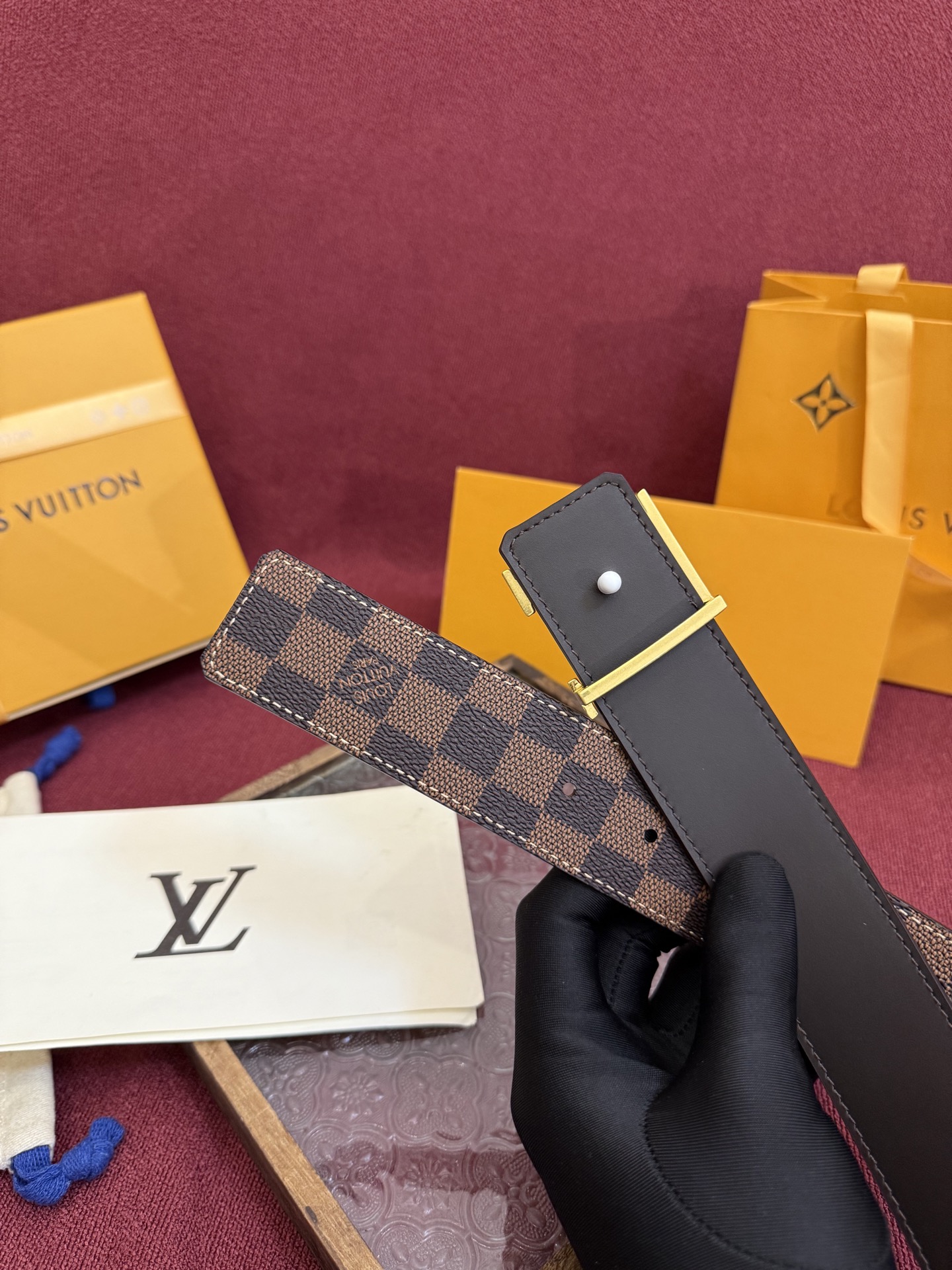 P lv男士新款皮带寬度4cm 訂製帆布面料飾有全新的圖案效果(颜色纯正) 衬托進口小牛皮配色底 搭配精