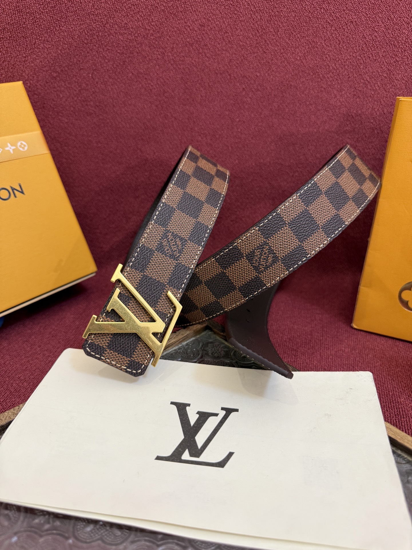 P lv男士新款皮带寬度4cm 訂製帆布面料飾有全新的圖案效果(颜色纯正) 衬托進口小牛皮配色底 搭配精