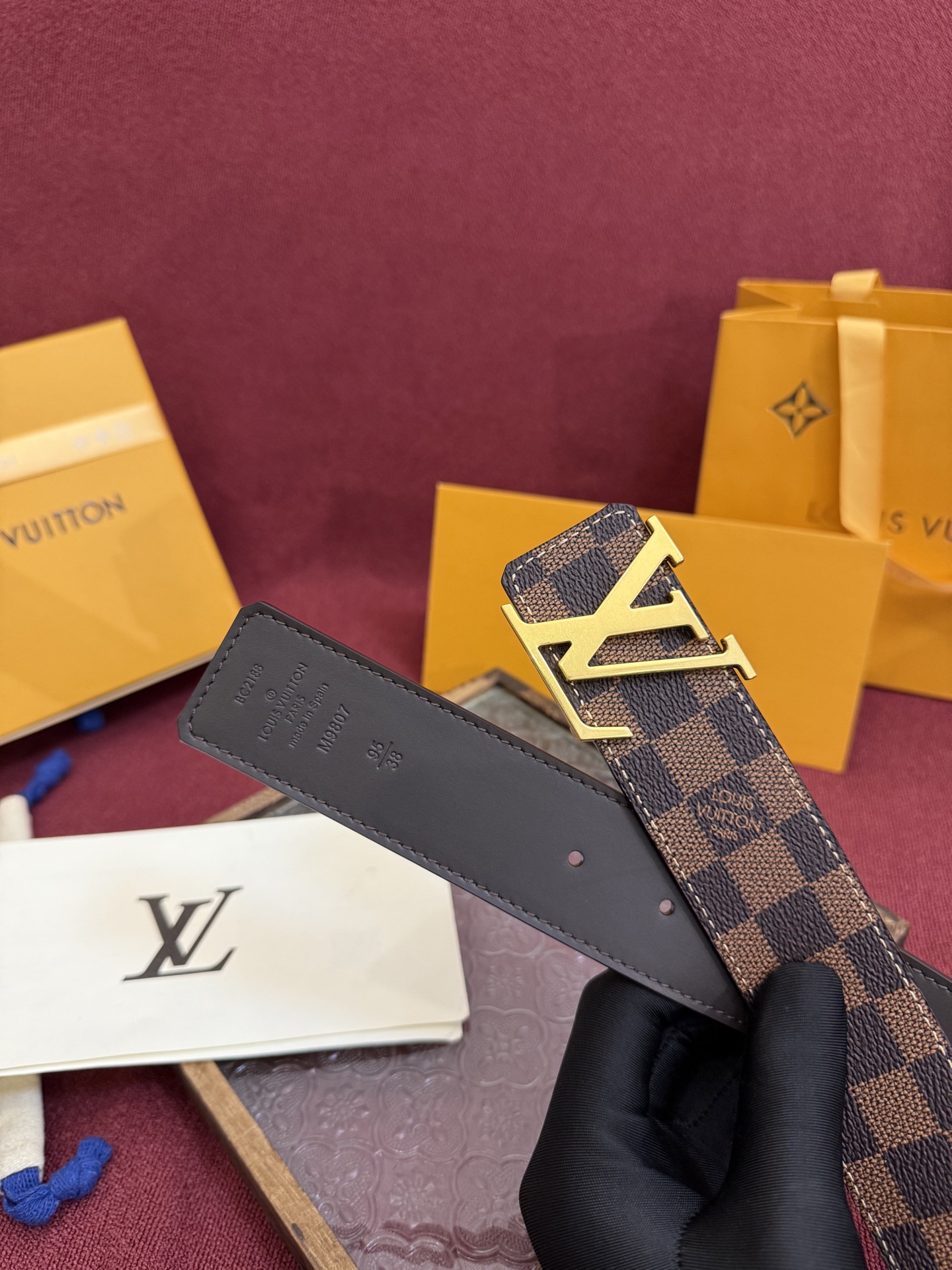 P lv男士新款皮带寬度4cm 訂製帆布面料飾有全新的圖案效果(颜色纯正) 衬托進口小牛皮配色底 搭配精