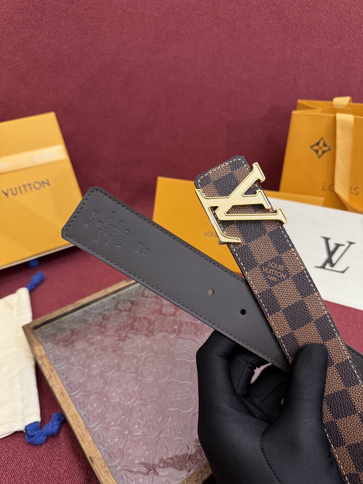 P lv男士新款皮带寬度4cm 訂製帆布面料飾有全新的圖案效果(颜色纯正) 衬托進口小牛皮配色底 搭配精