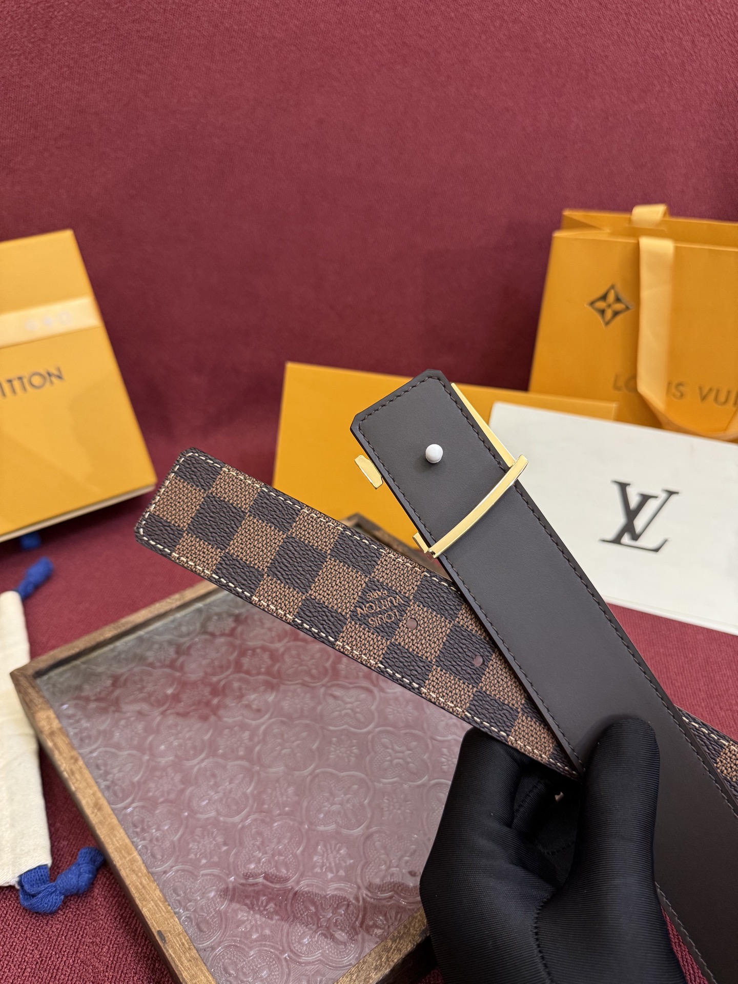 P lv男士新款皮带寬度4cm 訂製帆布面料飾有全新的圖案效果(颜色纯正) 衬托進口小牛皮配色底 搭配精