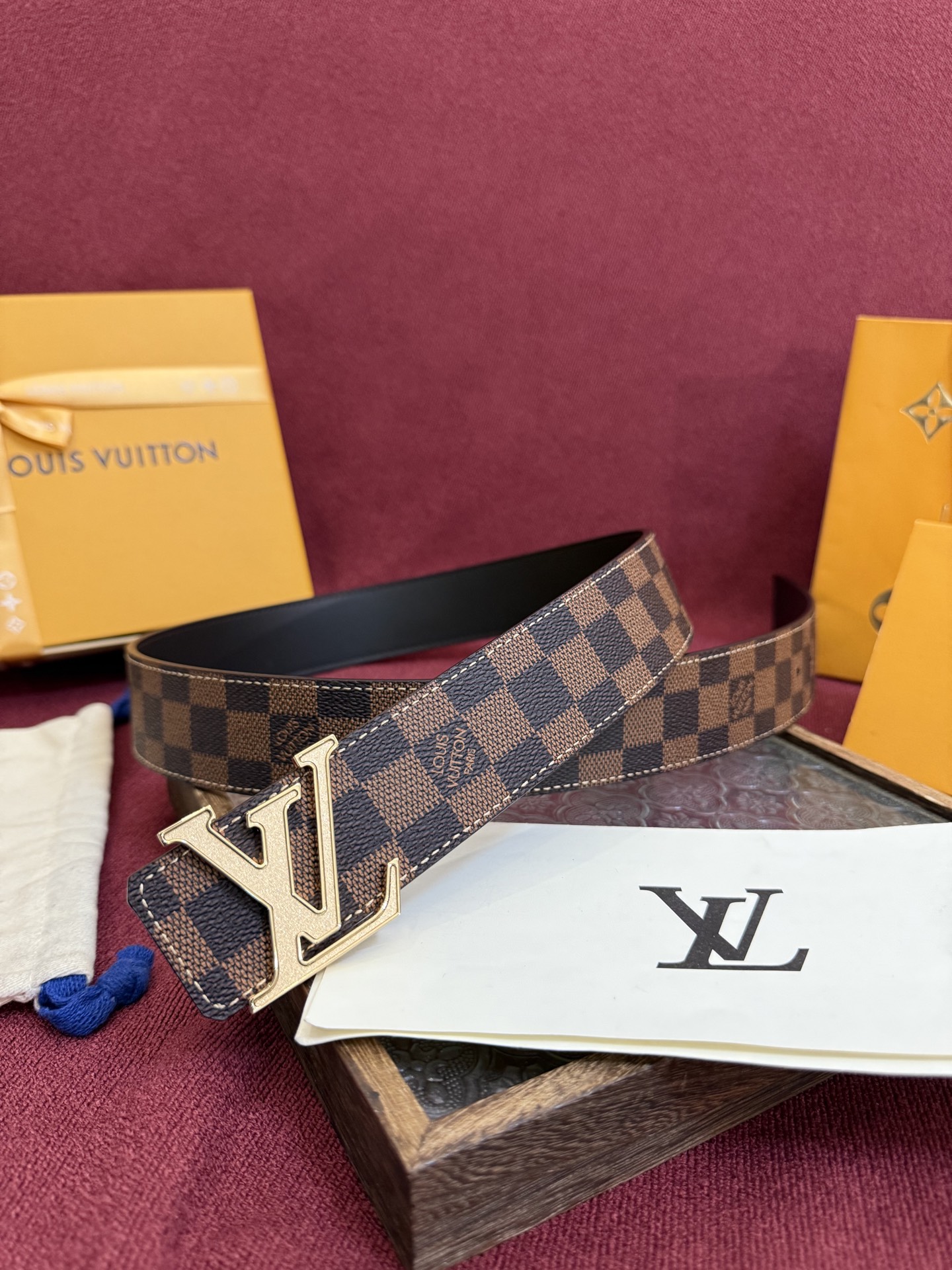 P lv男士新款皮带寬度4cm 訂製帆布面料飾有全新的圖案效果(颜色纯正) 衬托進口小牛皮配色底 搭配精