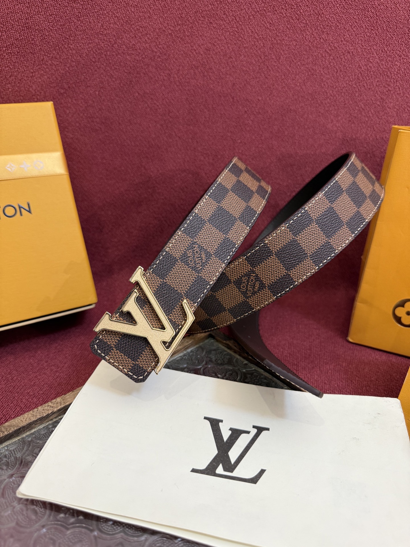 P lv男士新款皮带寬度4cm 訂製帆布面料飾有全新的圖案效果(颜色纯正) 衬托進口小牛皮配色底 搭配精