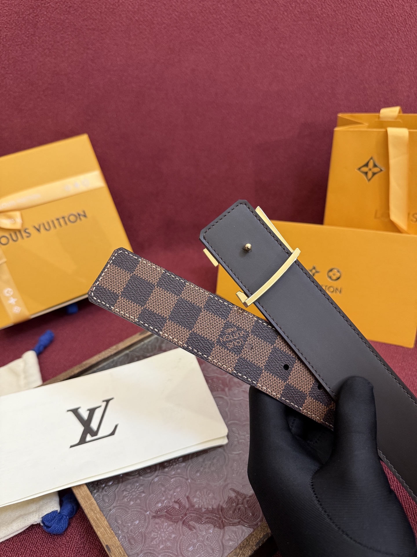 P lv男士新款皮带寬度4cm 訂製帆布面料飾有全新的圖案效果(颜色纯正) 衬托進口小牛皮配色底 搭配精