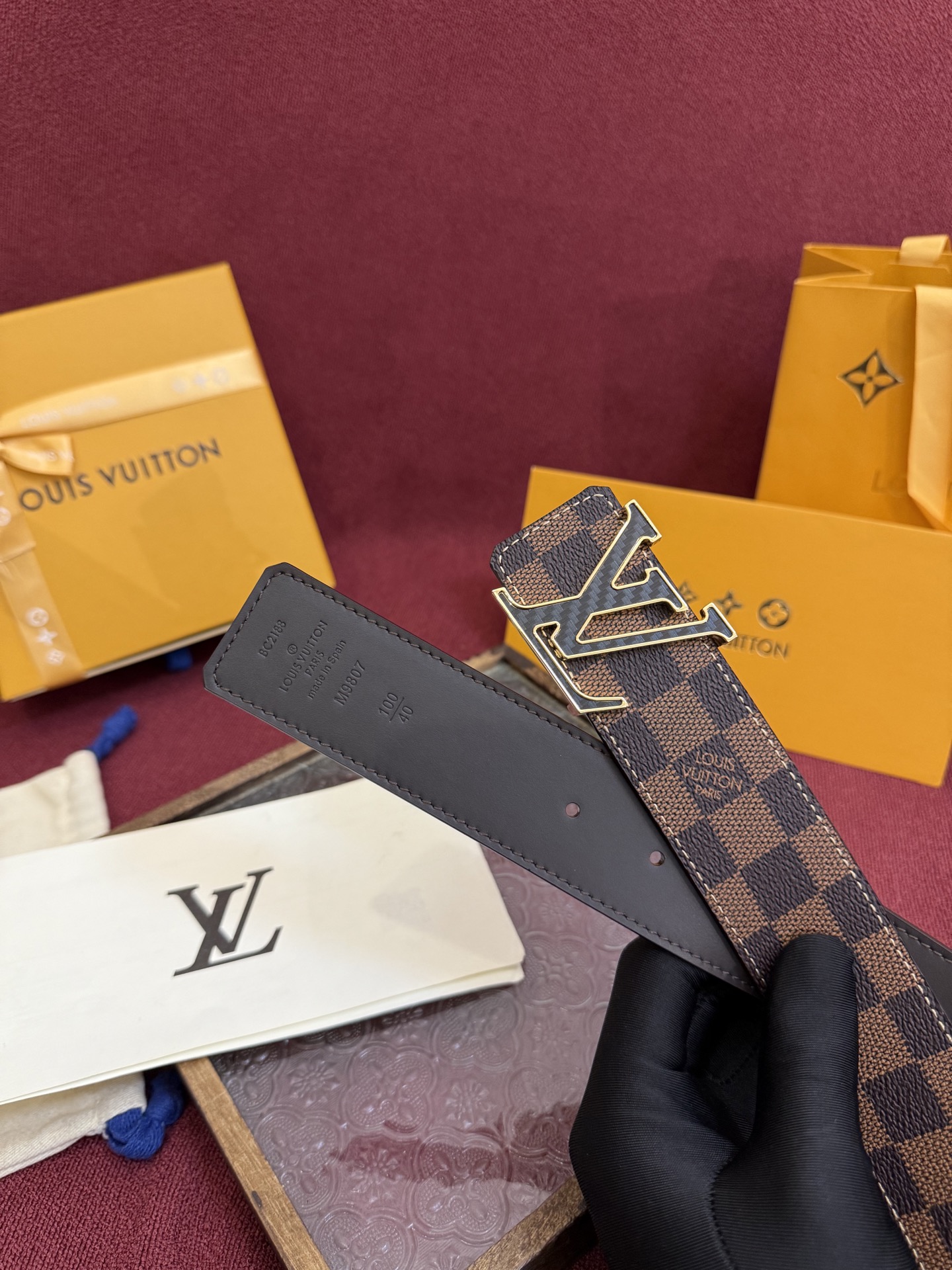 P lv男士新款皮带寬度4cm 訂製帆布面料飾有全新的圖案效果(颜色纯正) 衬托進口小牛皮配色底 搭配精