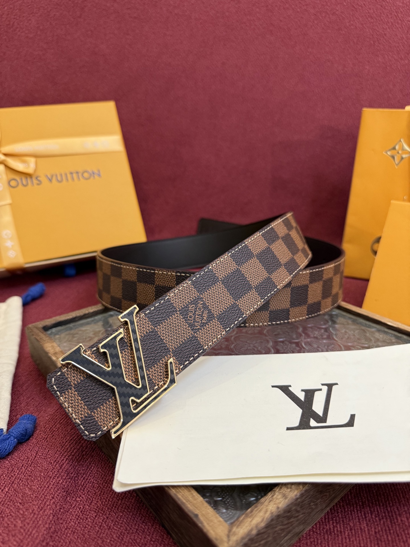 P lv男士新款皮带寬度4cm 訂製帆布面料飾有全新的圖案效果(颜色纯正) 衬托進口小牛皮配色底 搭配精