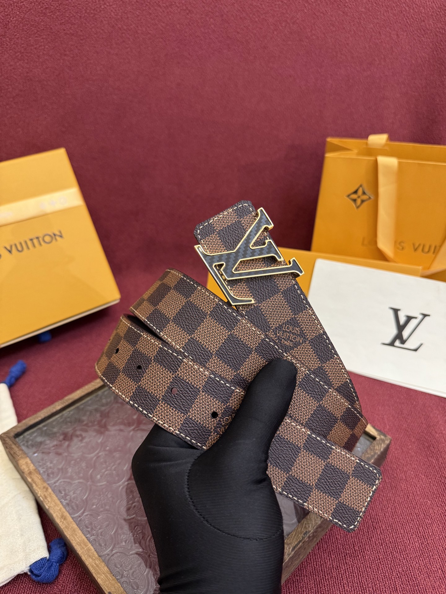 P lv男士新款皮带寬度4cm 訂製帆布面料飾有全新的圖案效果(颜色纯正) 衬托進口小牛皮配色底 搭配精