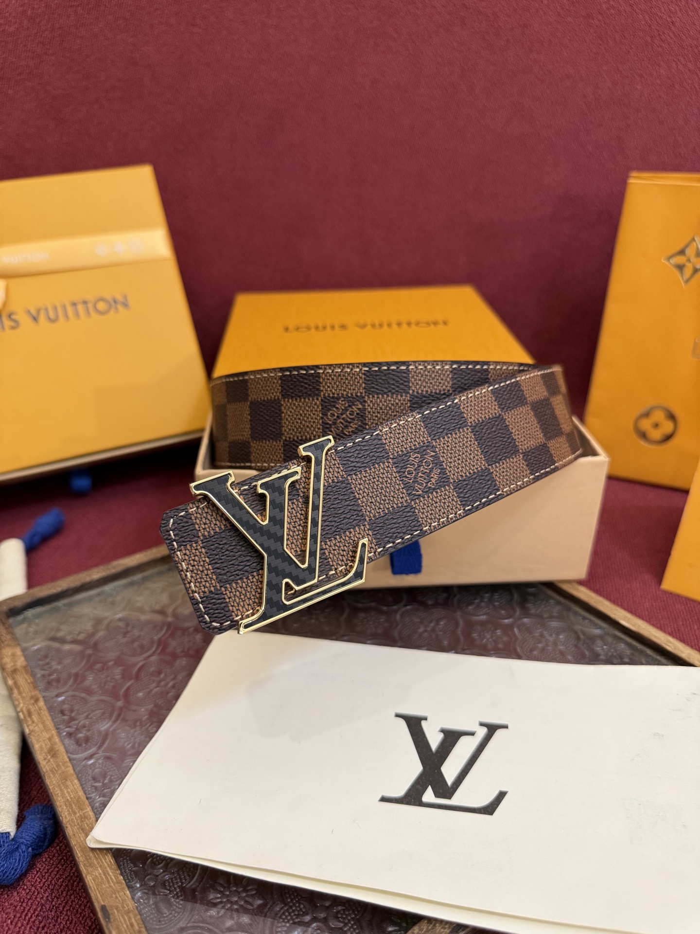 P lv男士新款皮带寬度4cm 訂製帆布面料飾有全新的圖案效果(颜色纯正) 衬托進口小牛皮配色底 搭配精