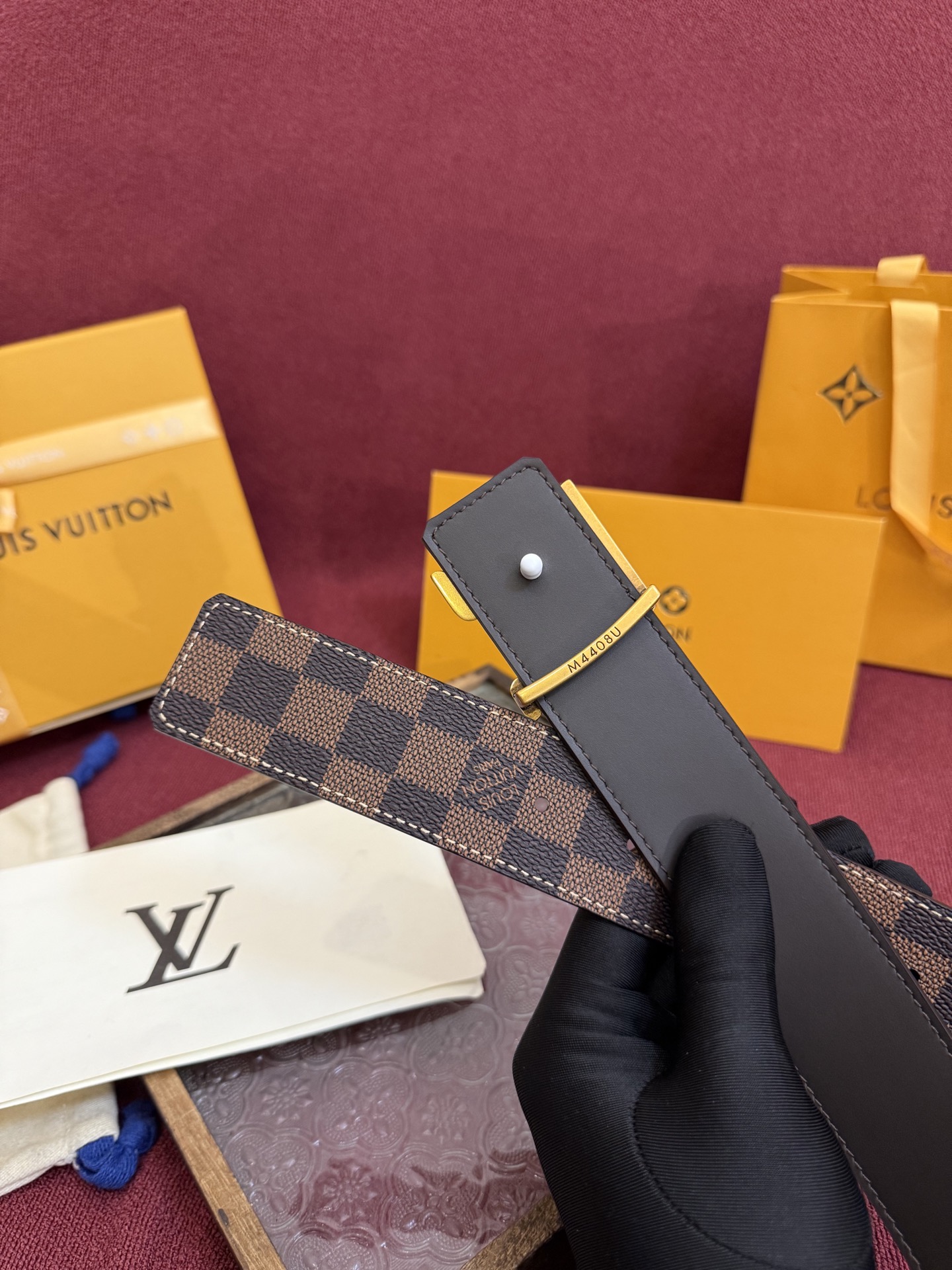 P lv男士新款皮带寬度4cm 訂製帆布面料飾有全新的圖案效果(颜色纯正) 衬托進口小牛皮配色底 搭配精