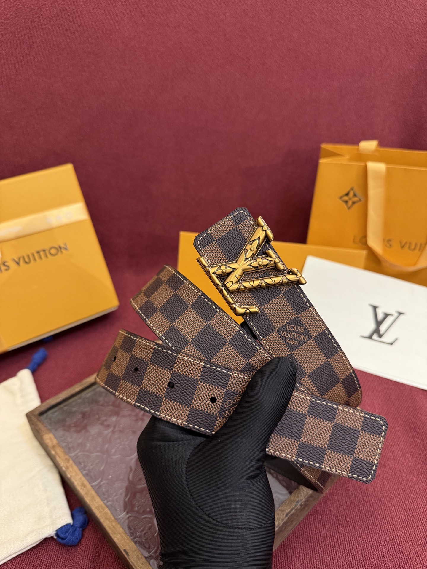 P lv男士新款皮带寬度4cm 訂製帆布面料飾有全新的圖案效果(颜色纯正) 衬托進口小牛皮配色底 搭配精